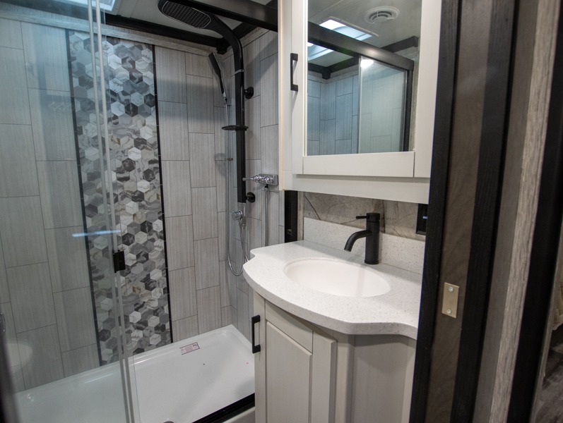 2023 CrossRoads Redwood RW3401RL, $ 105,000