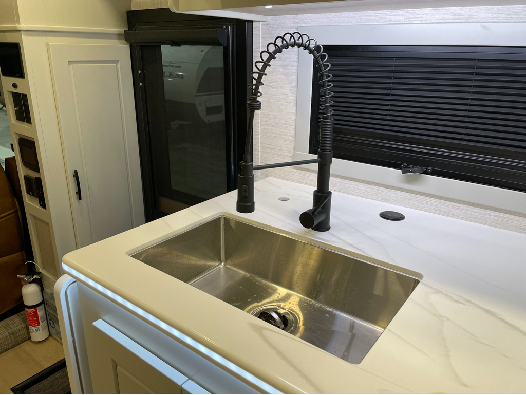 2027 Dynamax DX3 34KD, $ 369,997