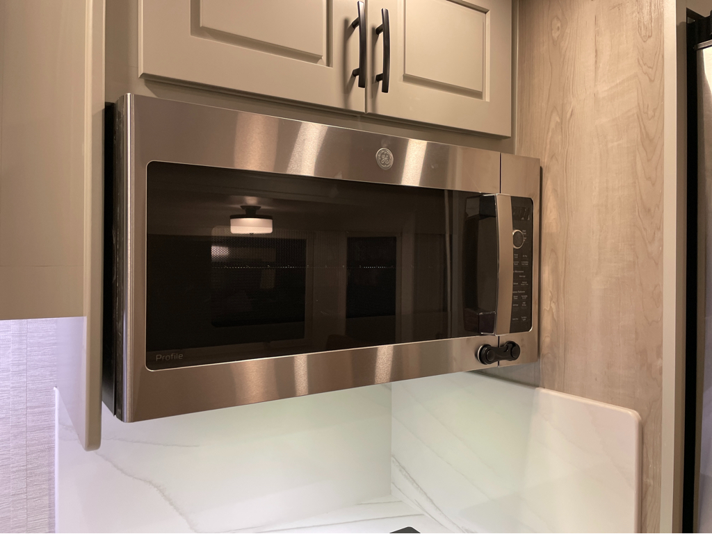 2027 Dynamax DX3 34KD, $ 369,997