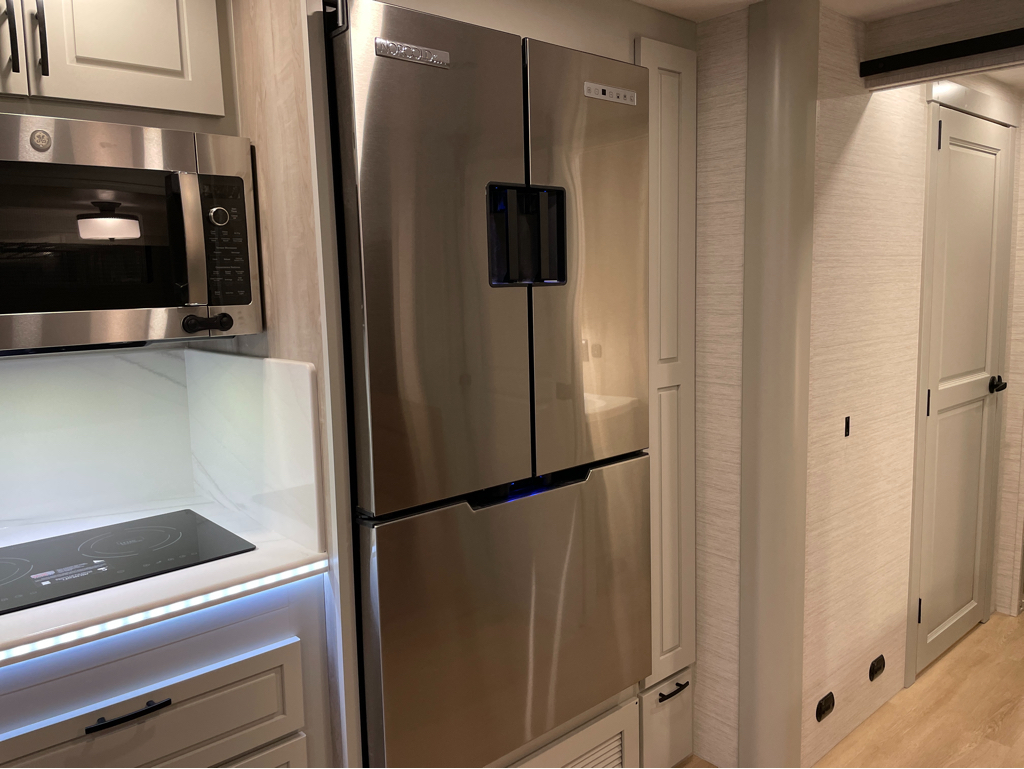2027 Dynamax DX3 34KD, $ 369,997