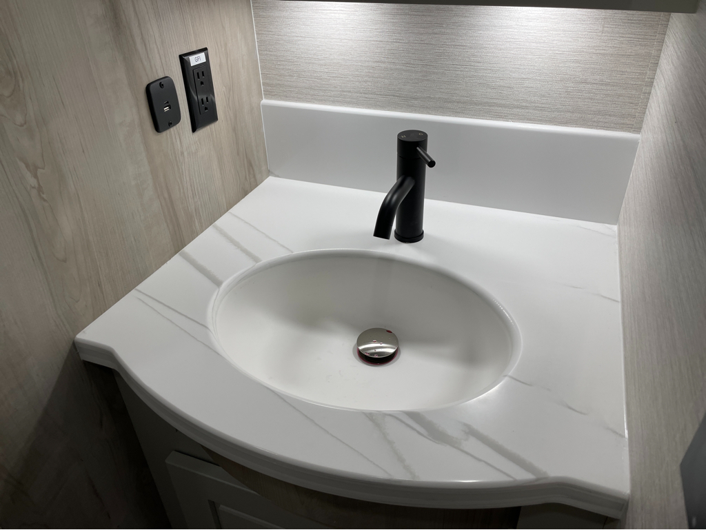 2027 Dynamax DX3 34KD, $ 369,997
