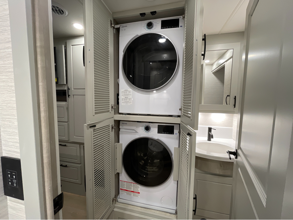 2027 Dynamax DX3 34KD, $ 369,997