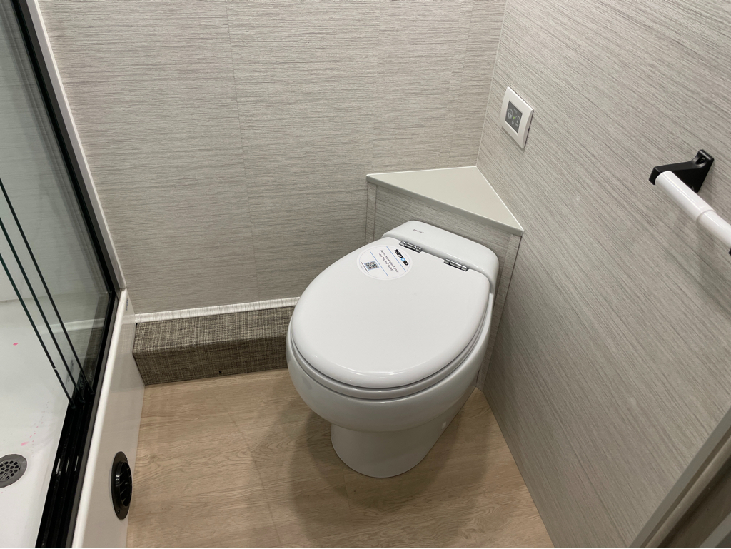 2027 Dynamax DX3 34KD, $ 369,997