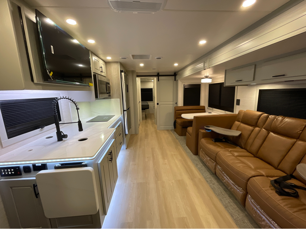 2027 Dynamax DX3 34KD, $ 369,997