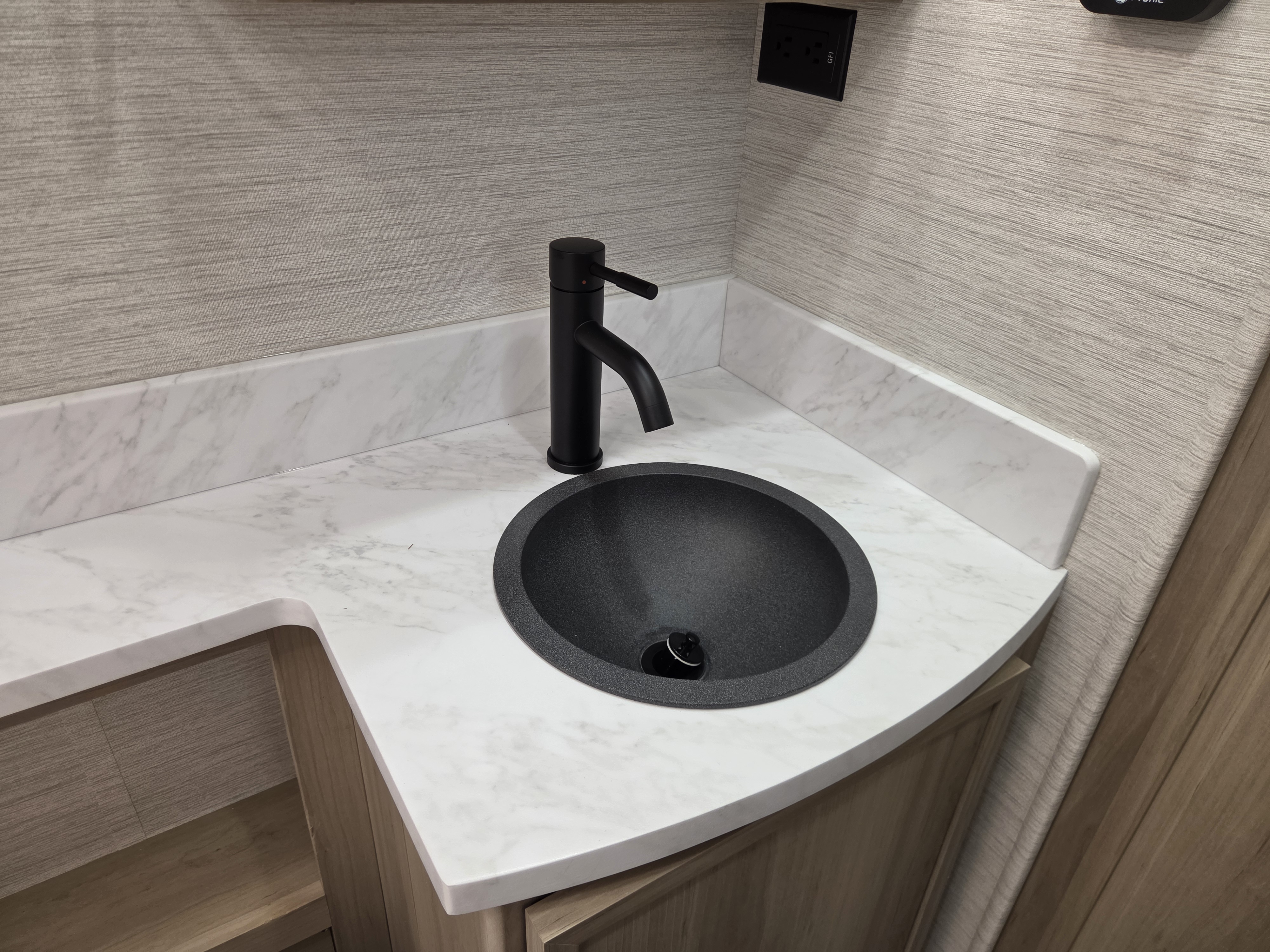 2027 Dynamax Europa S 37CA, $ 294,997