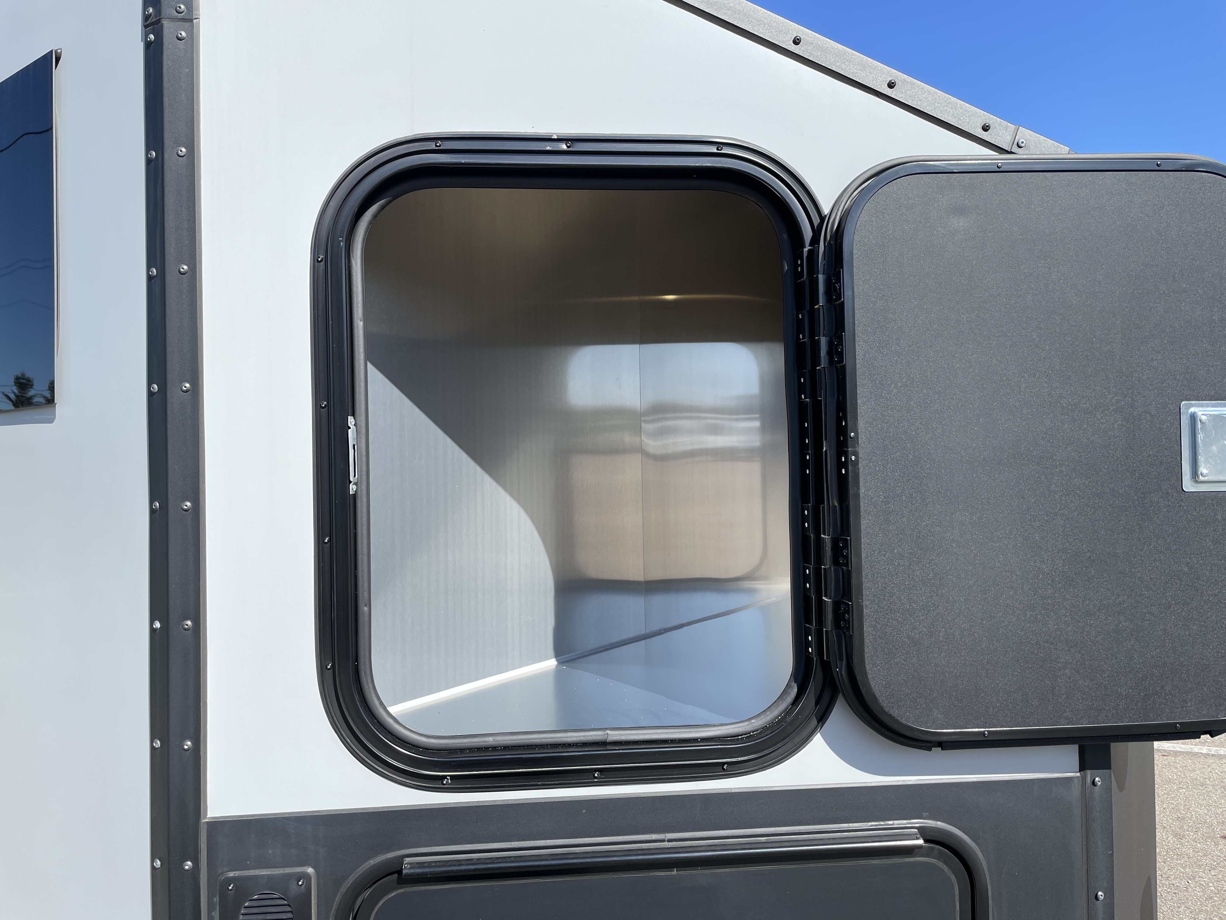 2027 inTech RV Black Wing 724-X, $ 62,410