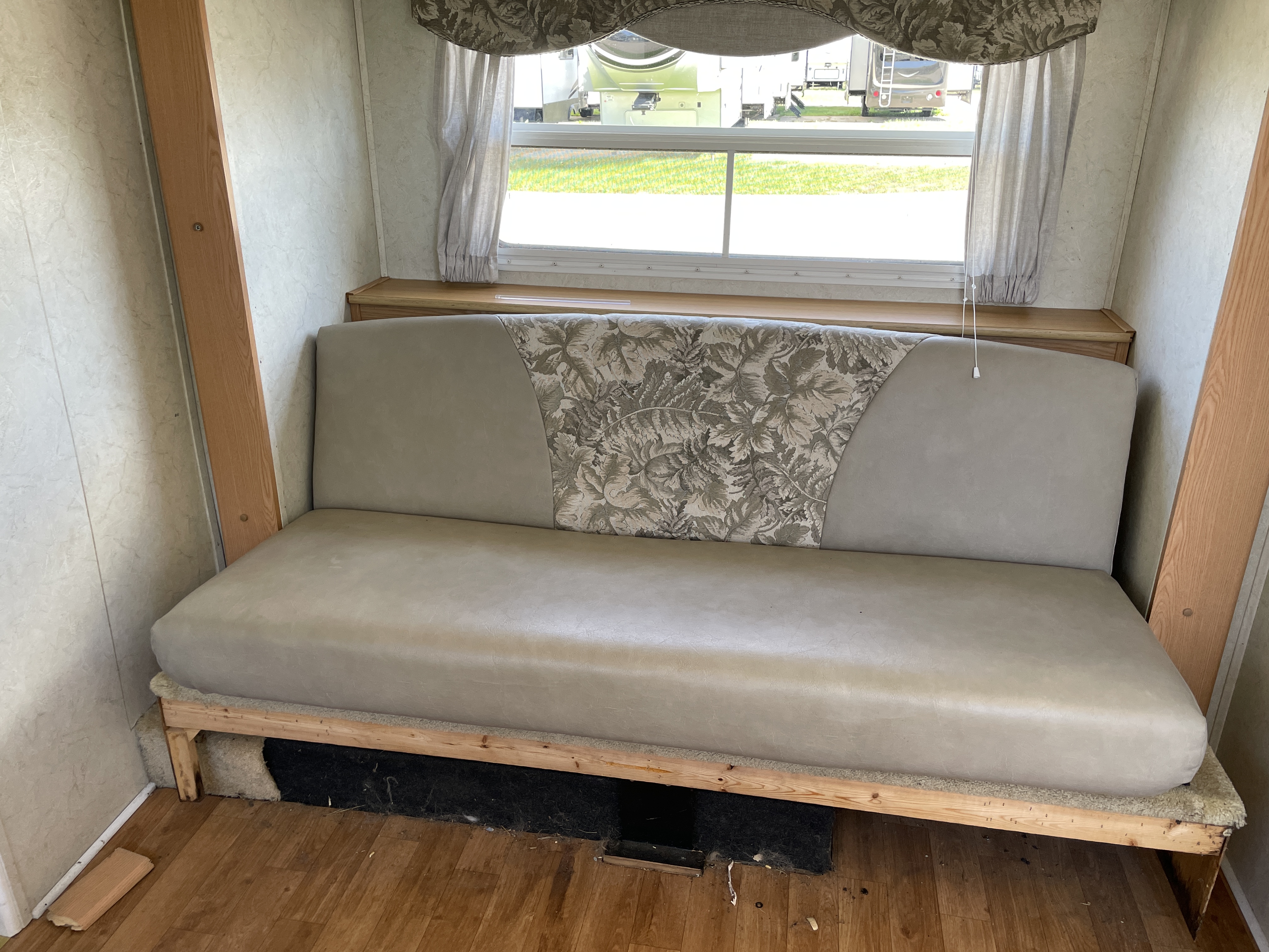 2002 Keystone Outback 23FB, $ 1,995