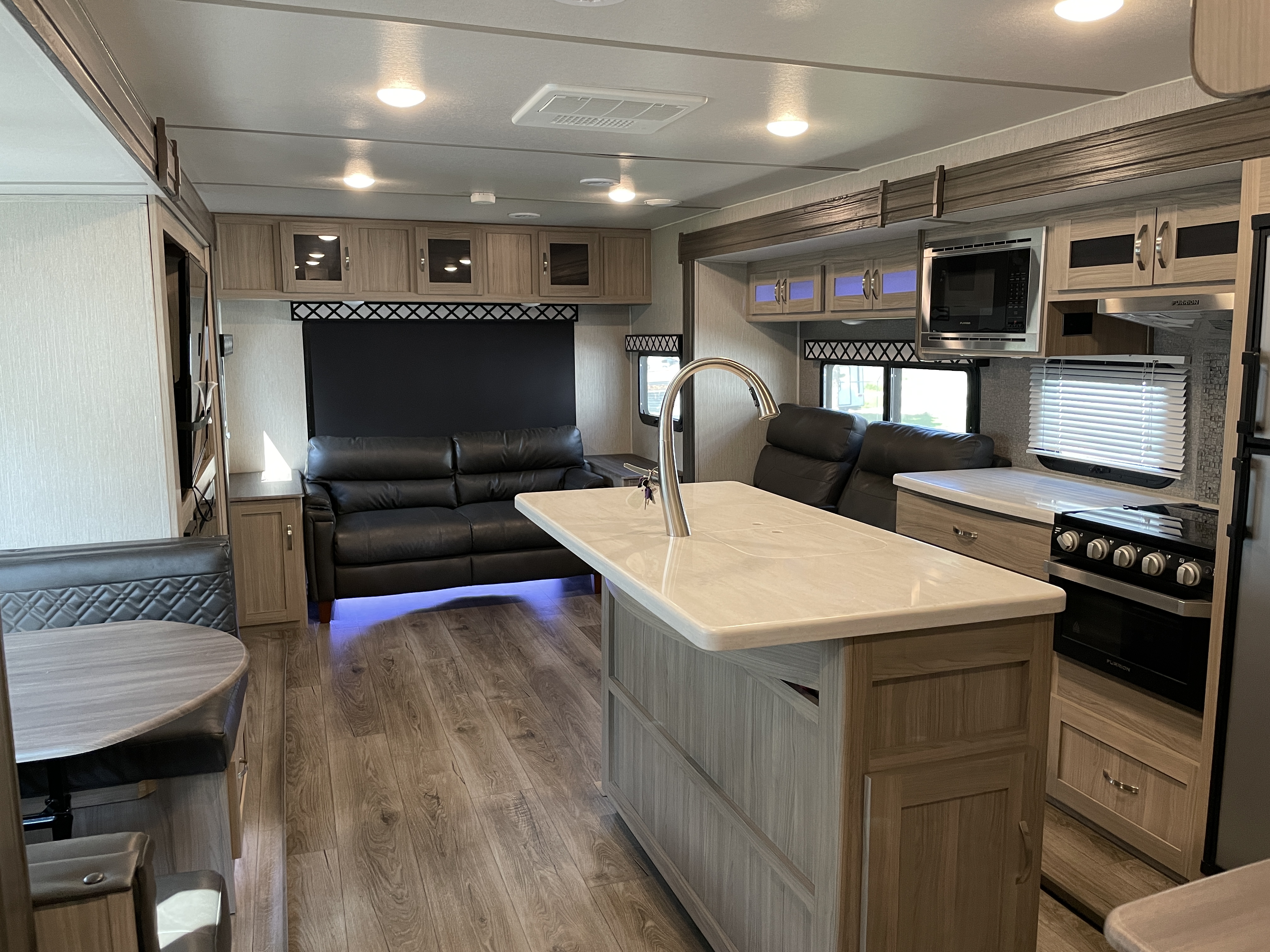 2021 Coachmen Freedom Express Liberty Edition 324R, $ 31,490