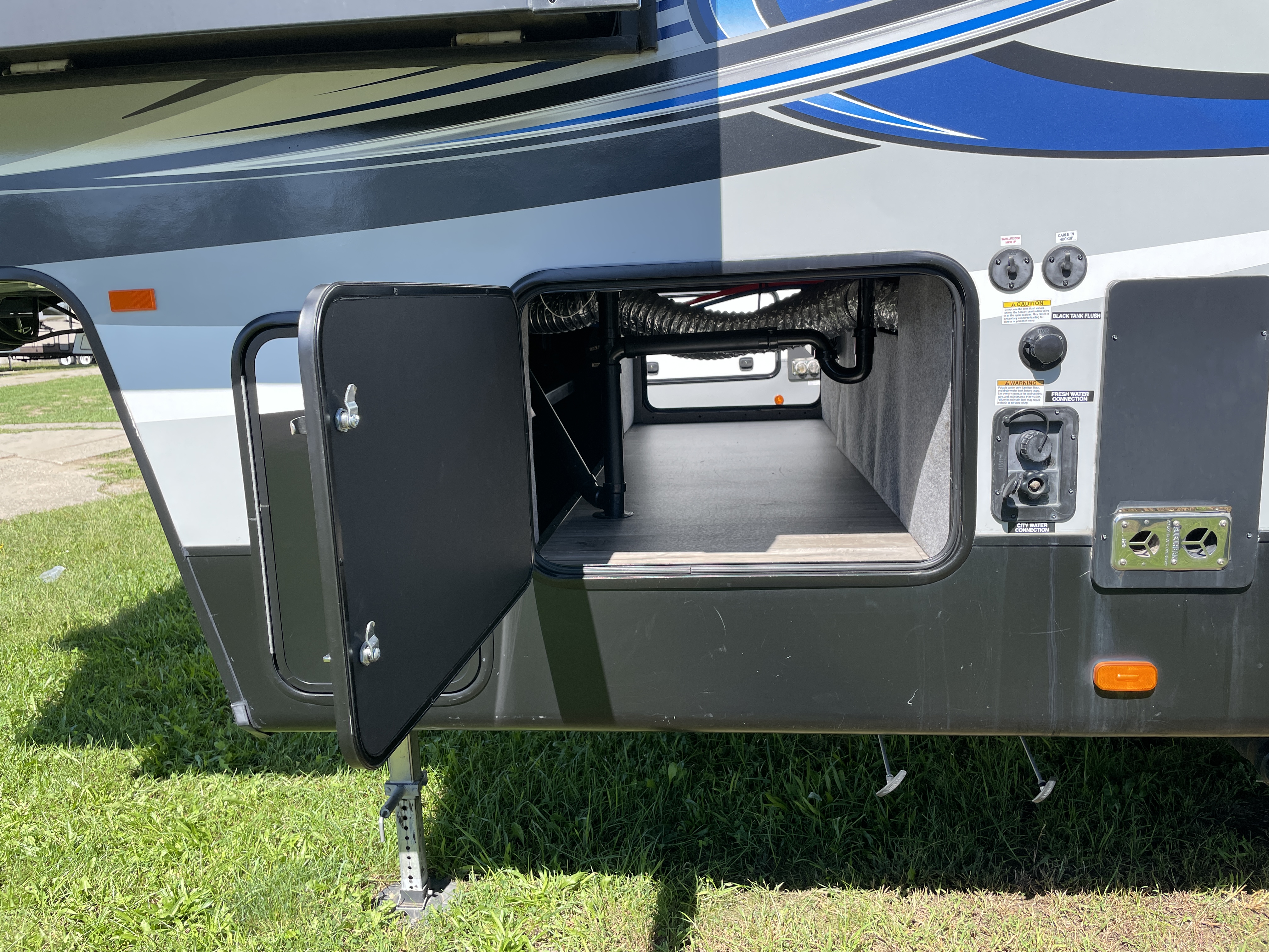 2018 Forest River Cherokee Arctic Wolf 265DBH8, $ 17,990