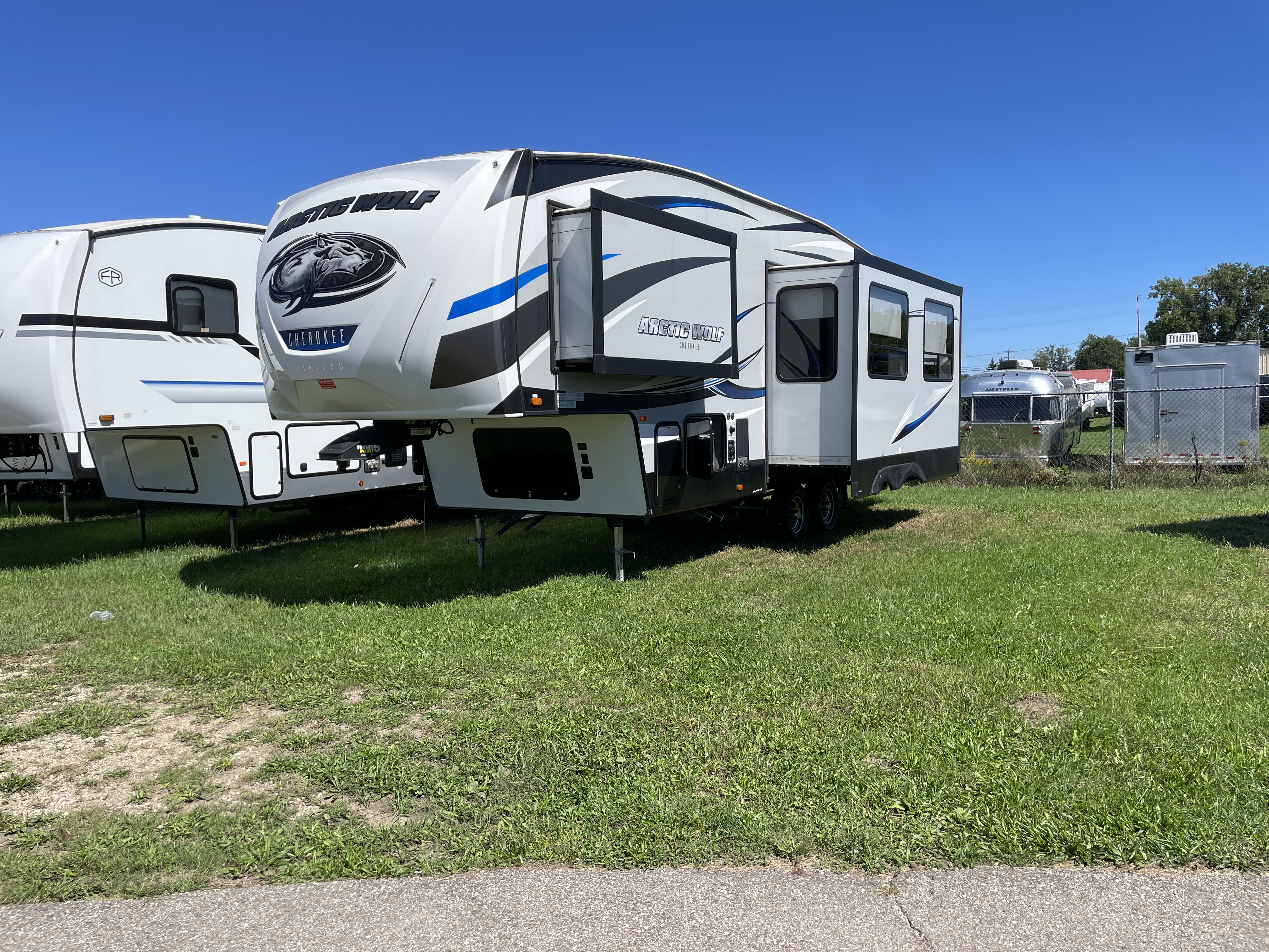 2018 Forest River Cherokee Arctic Wolf 265DBH8, $ 17,990