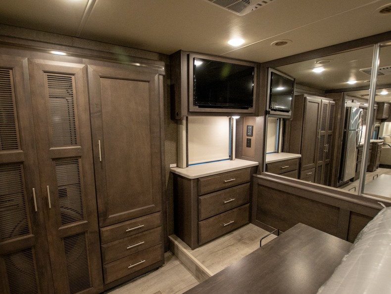 2022 Thor Motor Coach Palazzo 37.4, $ 159,995