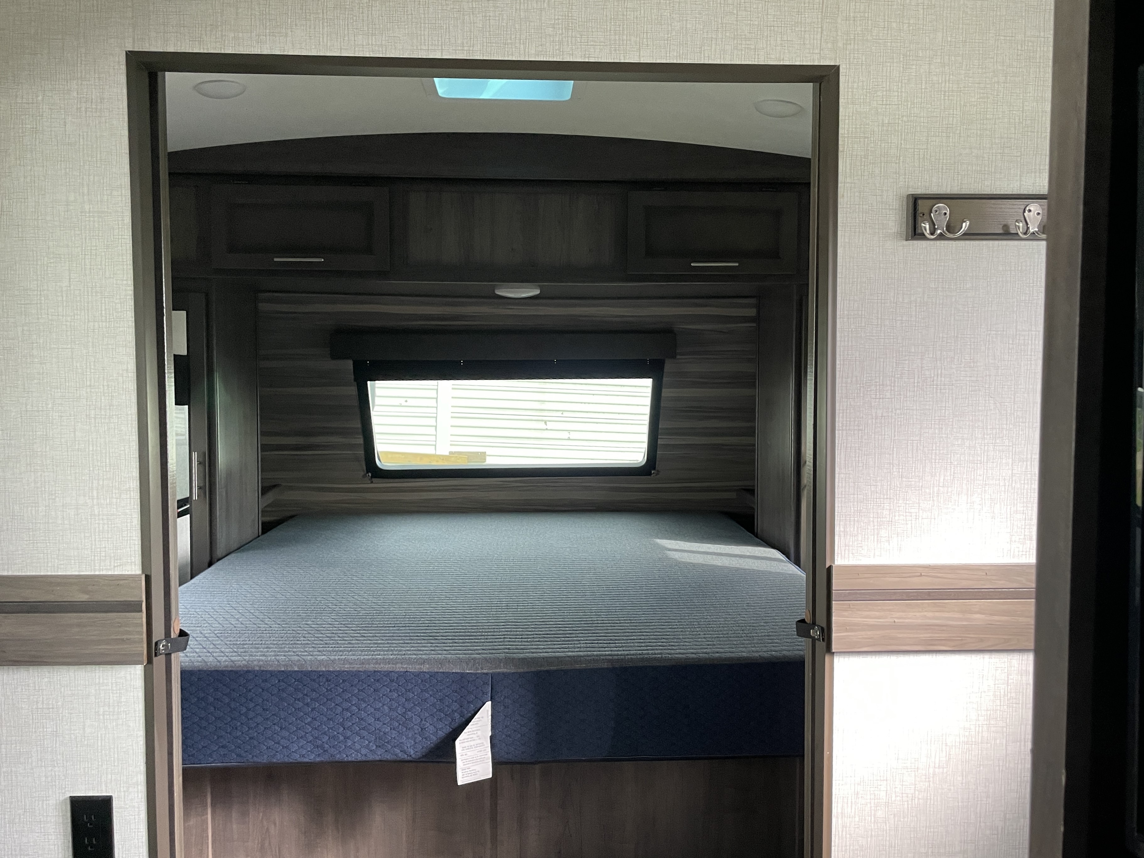 2021 CrossRoads Sunset Trail Super Lite SS222RB, $ 20,990