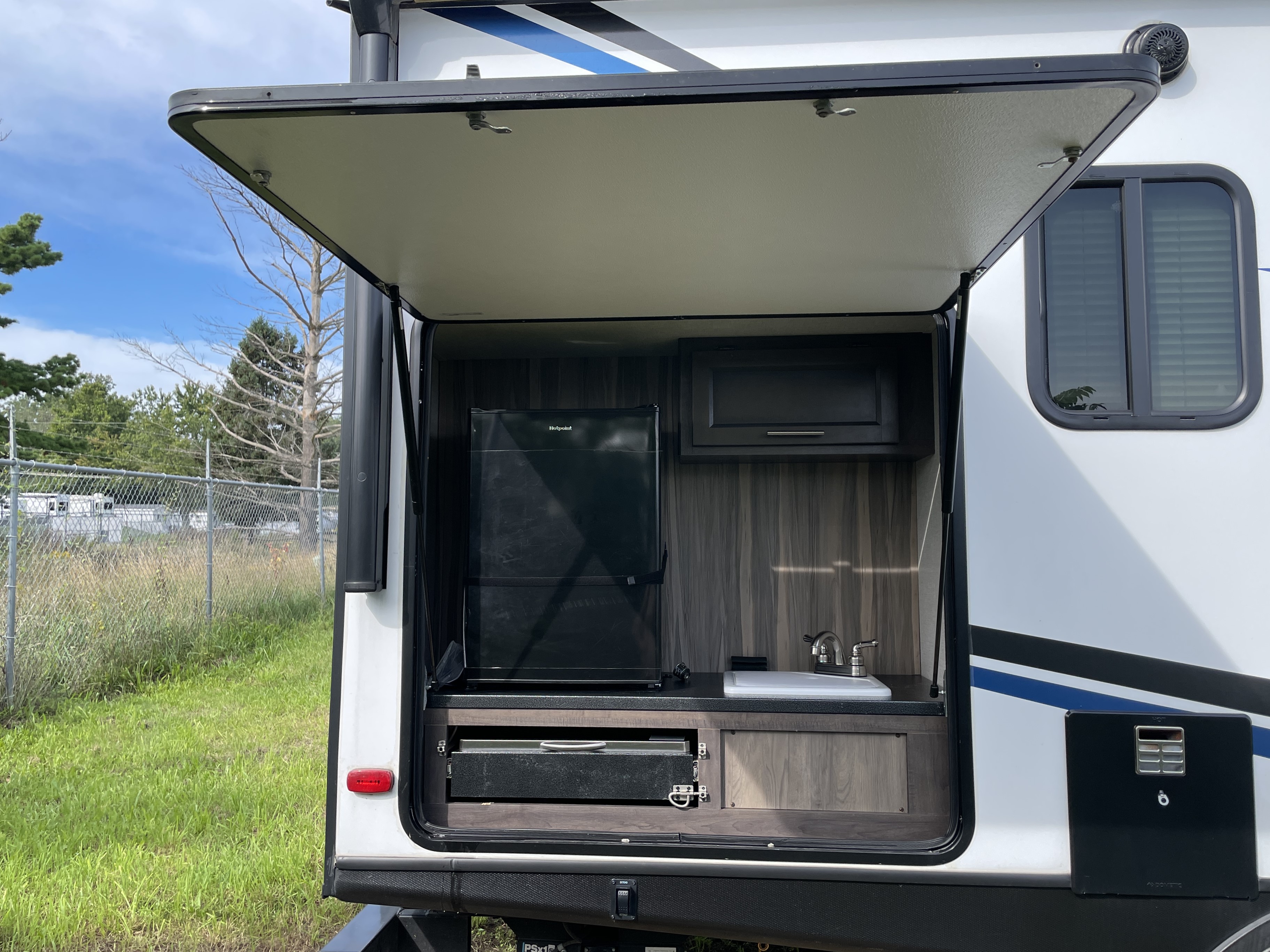 2021 CrossRoads Sunset Trail Super Lite SS222RB, $ 20,990