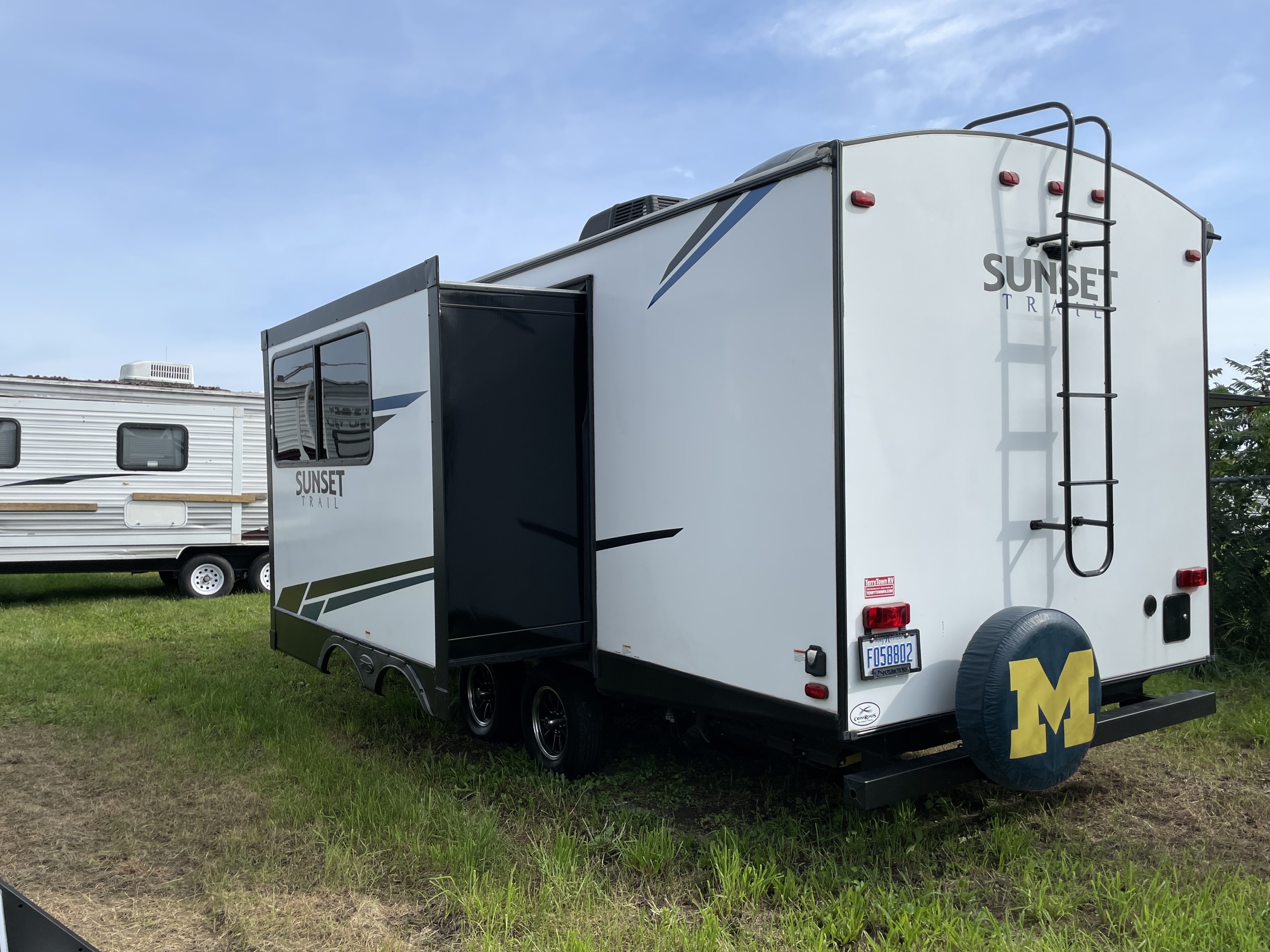 2021 CrossRoads Sunset Trail Super Lite SS222RB, $ 20,990