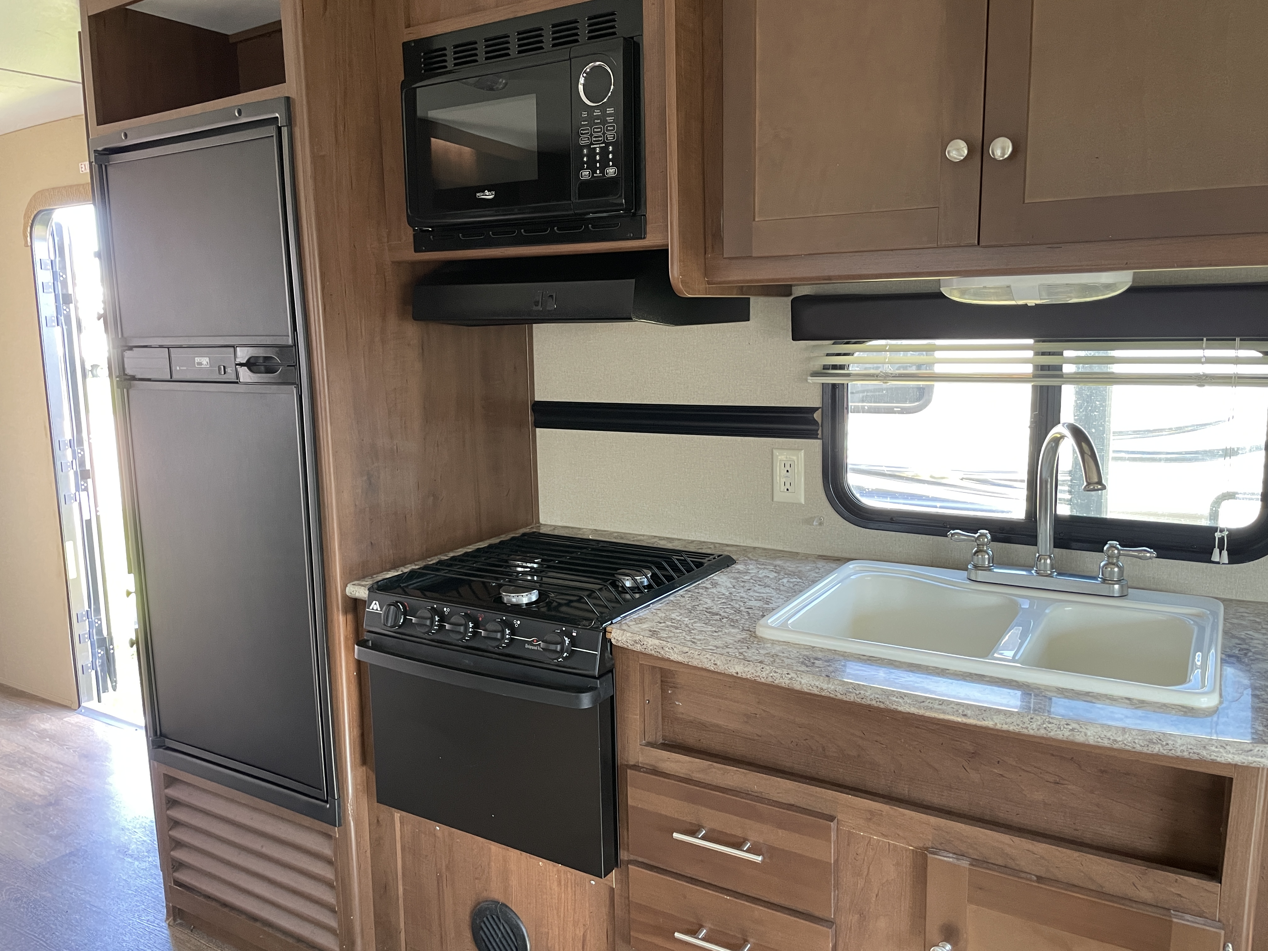2015 Dutchmen Aspen Trail 2460RLS, $ 6,995