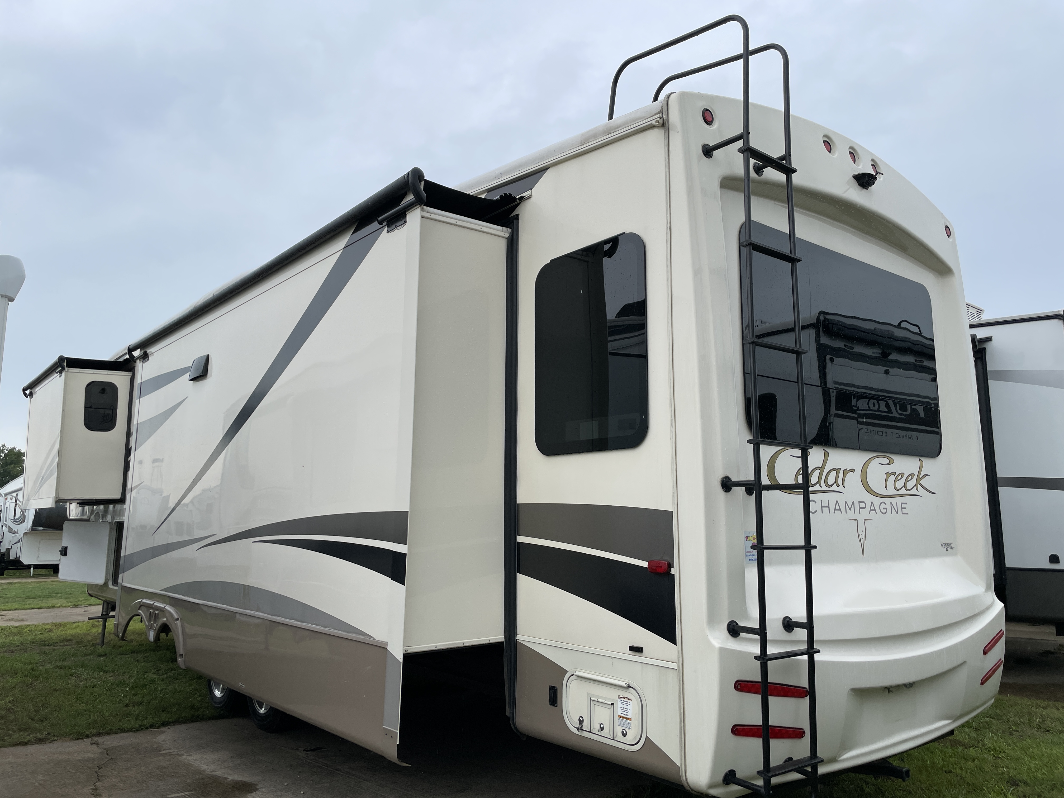 2018 Forest River Cedar Creek Champagne Edition 38, $ 41,490