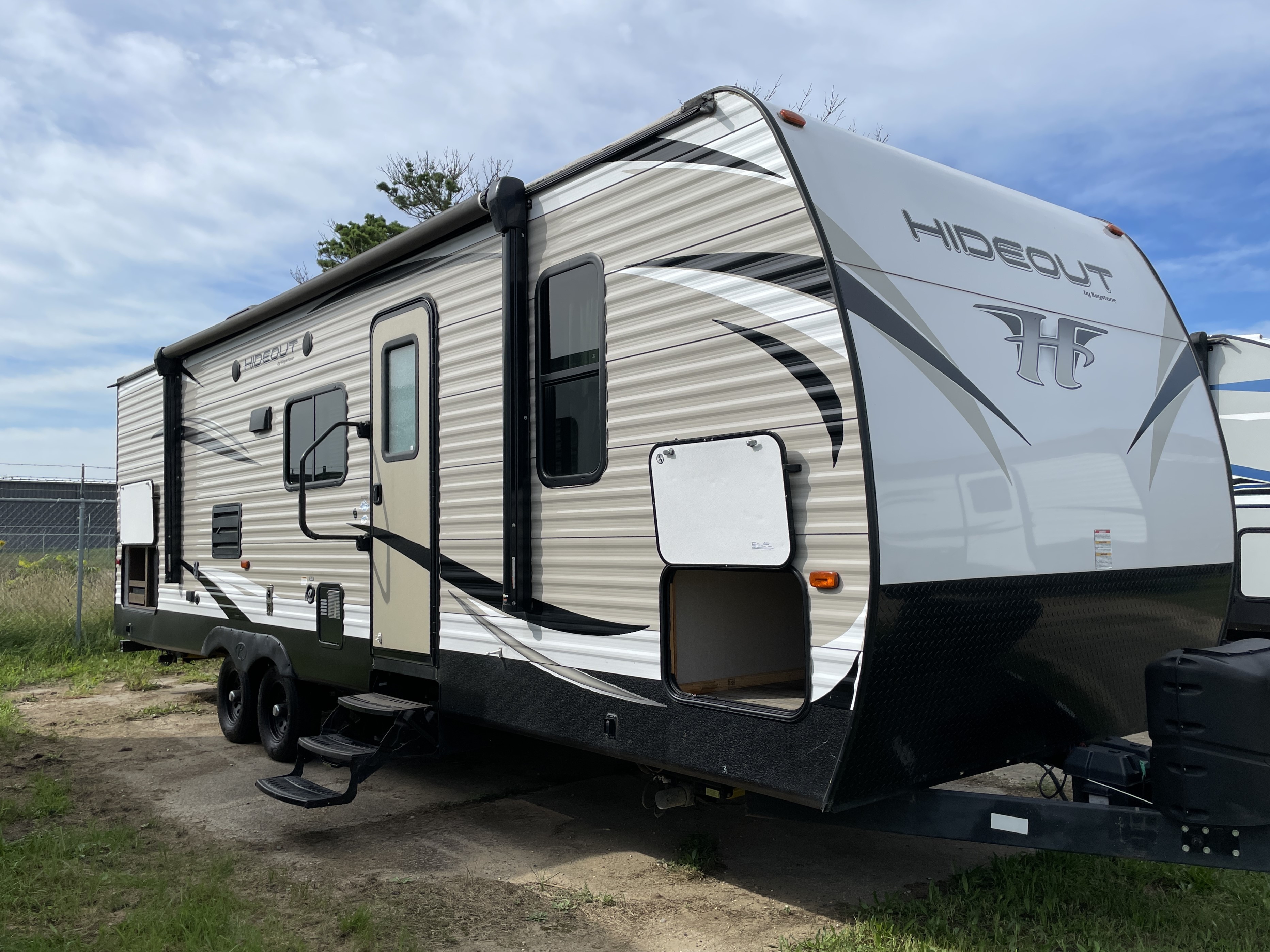 2018 Keystone Hideout (East) 27DBS, $ 14,990