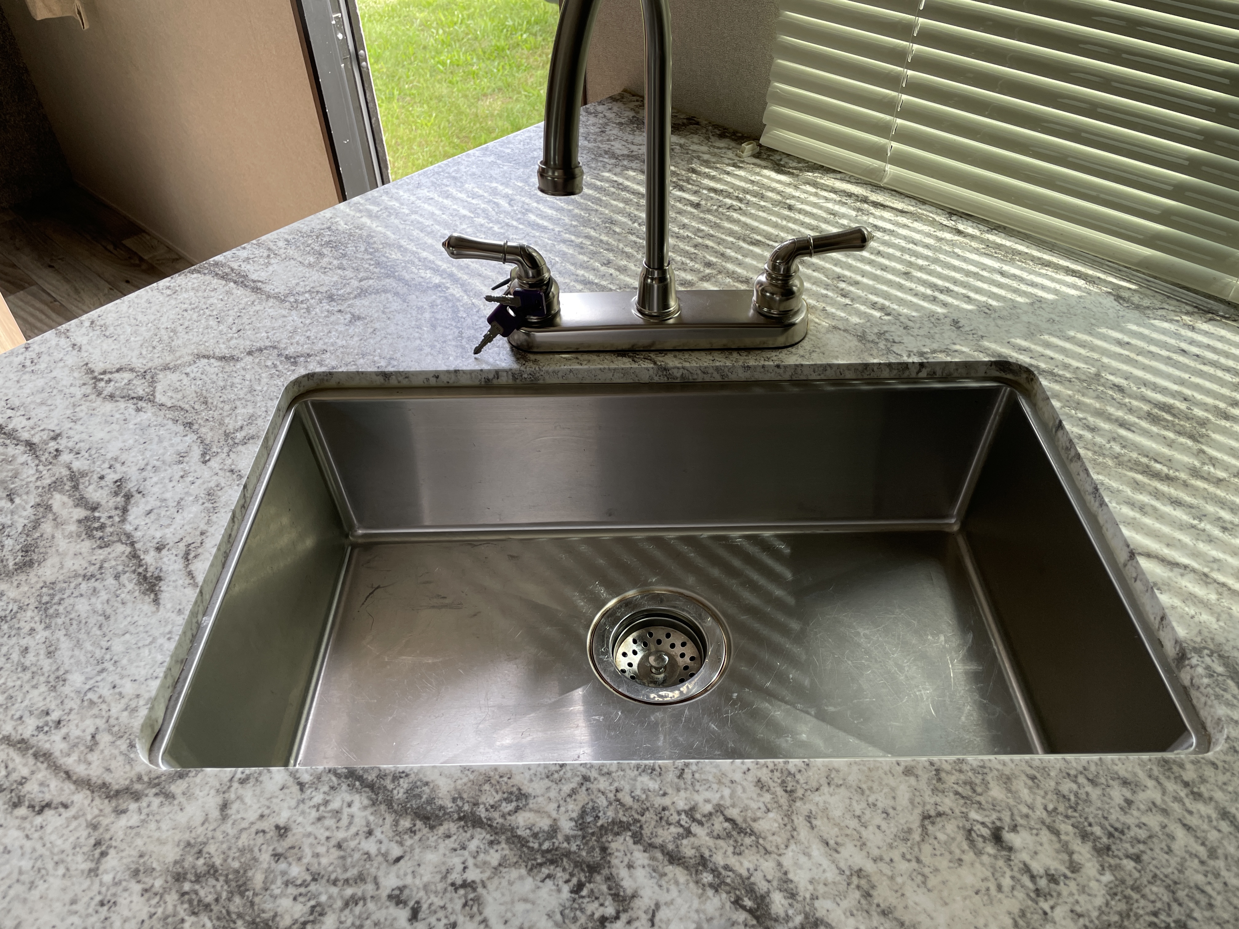 2018 Keystone Hideout (East) 27DBS, $ 14,990