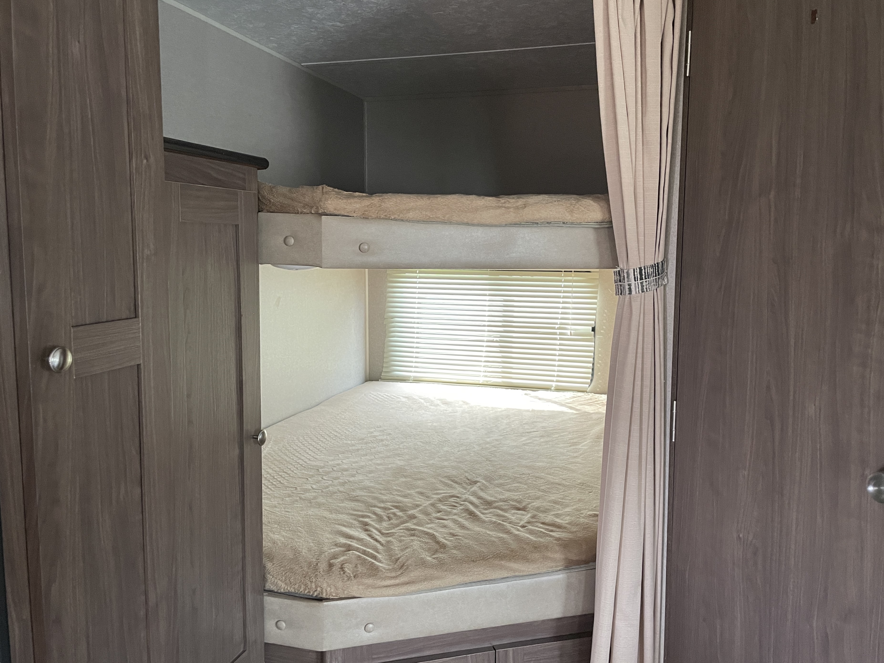 2018 Keystone Hideout (East) 27DBS, $ 14,990