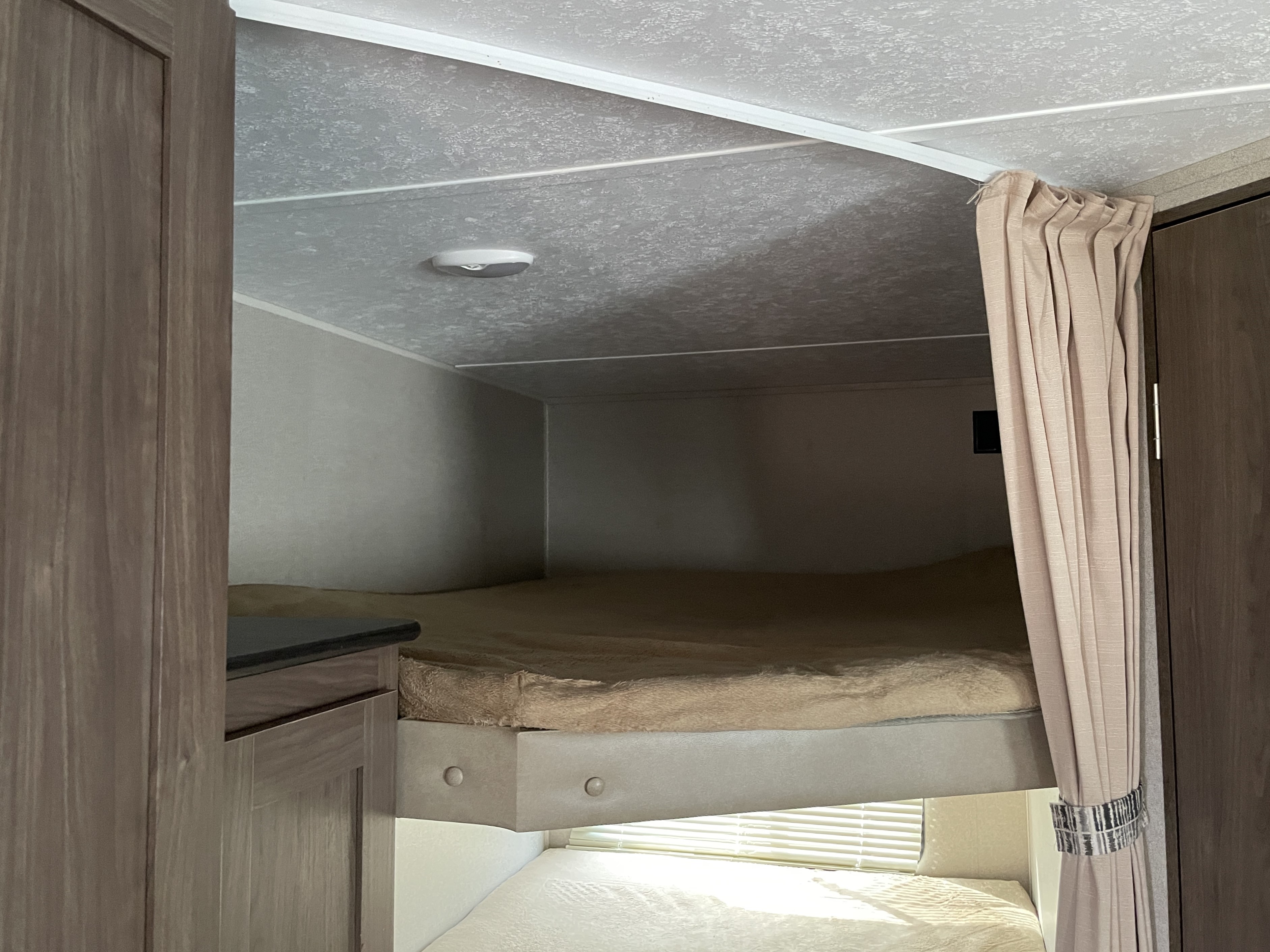 2018 Keystone Hideout (East) 27DBS, $ 14,990