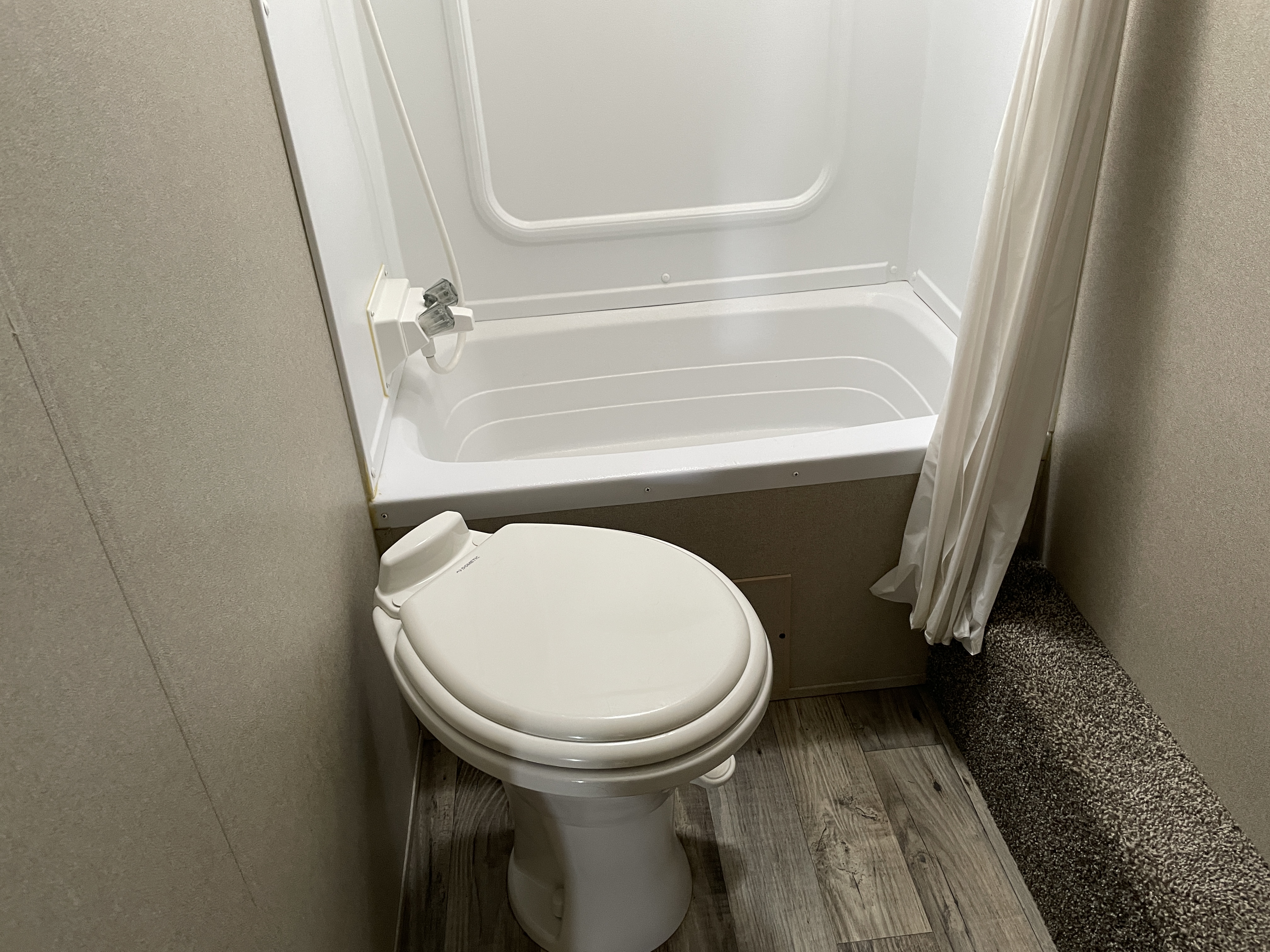 2018 Keystone Hideout (East) 27DBS, $ 14,990