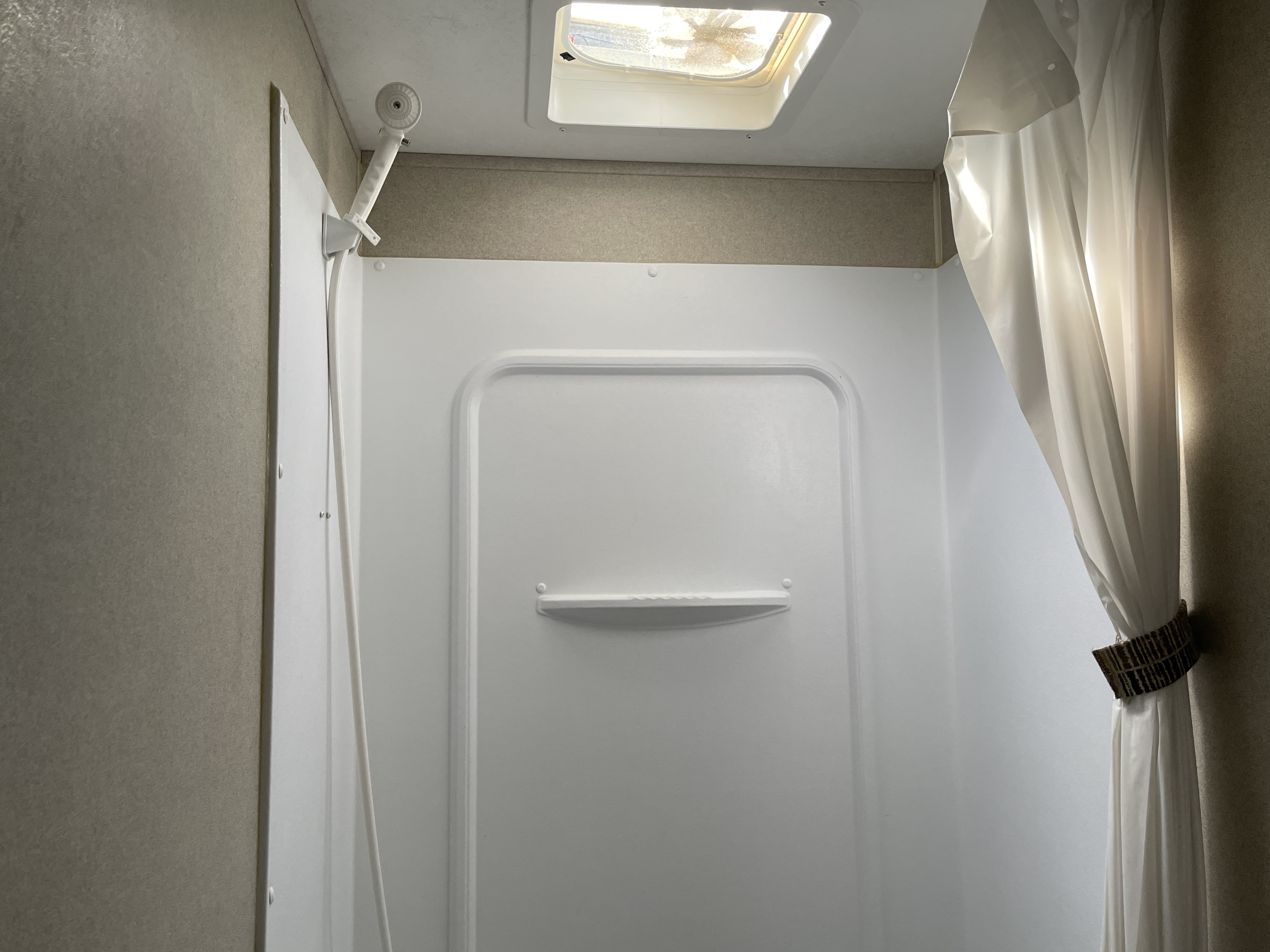 2018 Keystone Hideout (East) 27DBS, $ 14,990