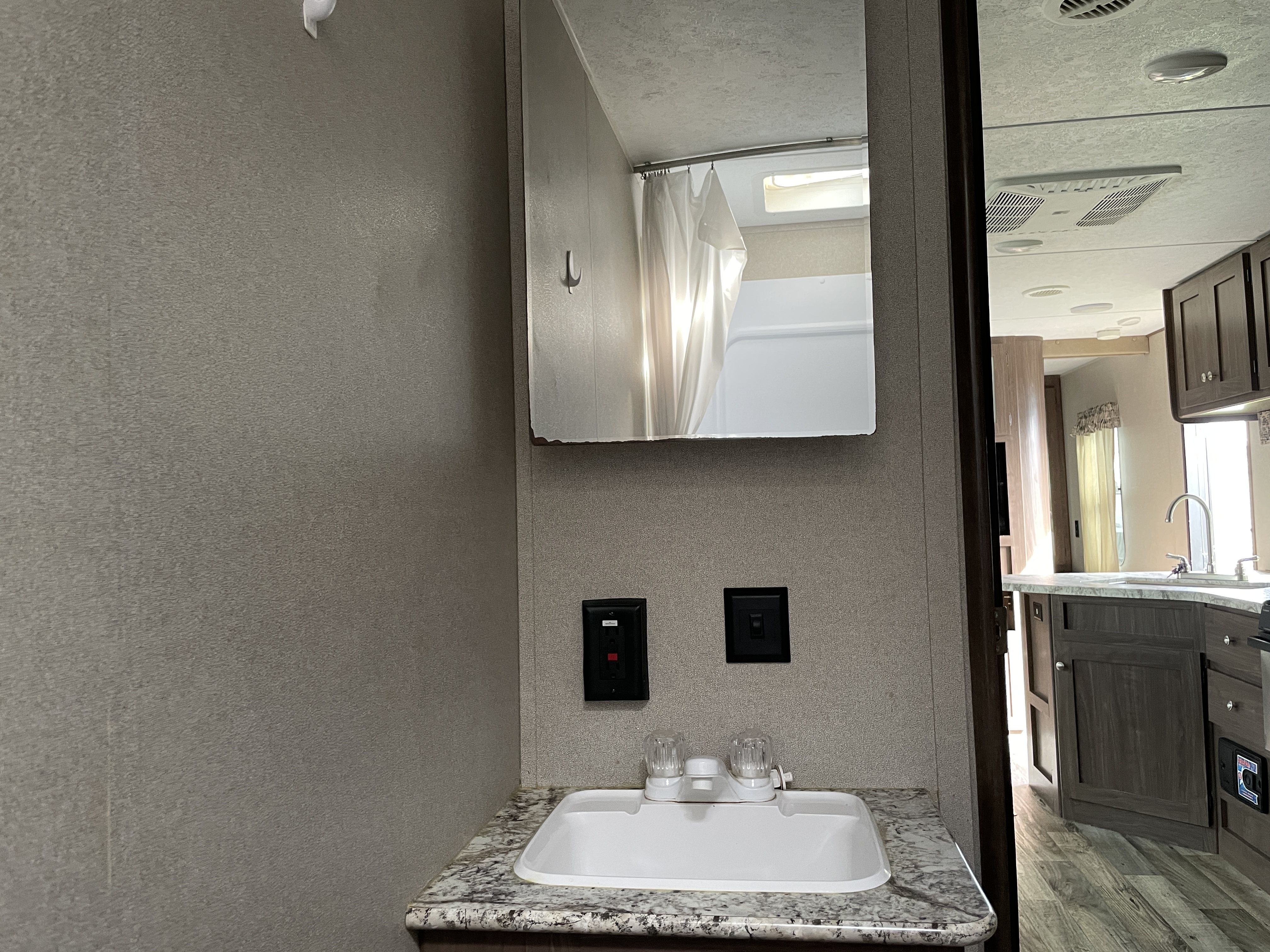 2018 Keystone Hideout (East) 27DBS, $ 14,990
