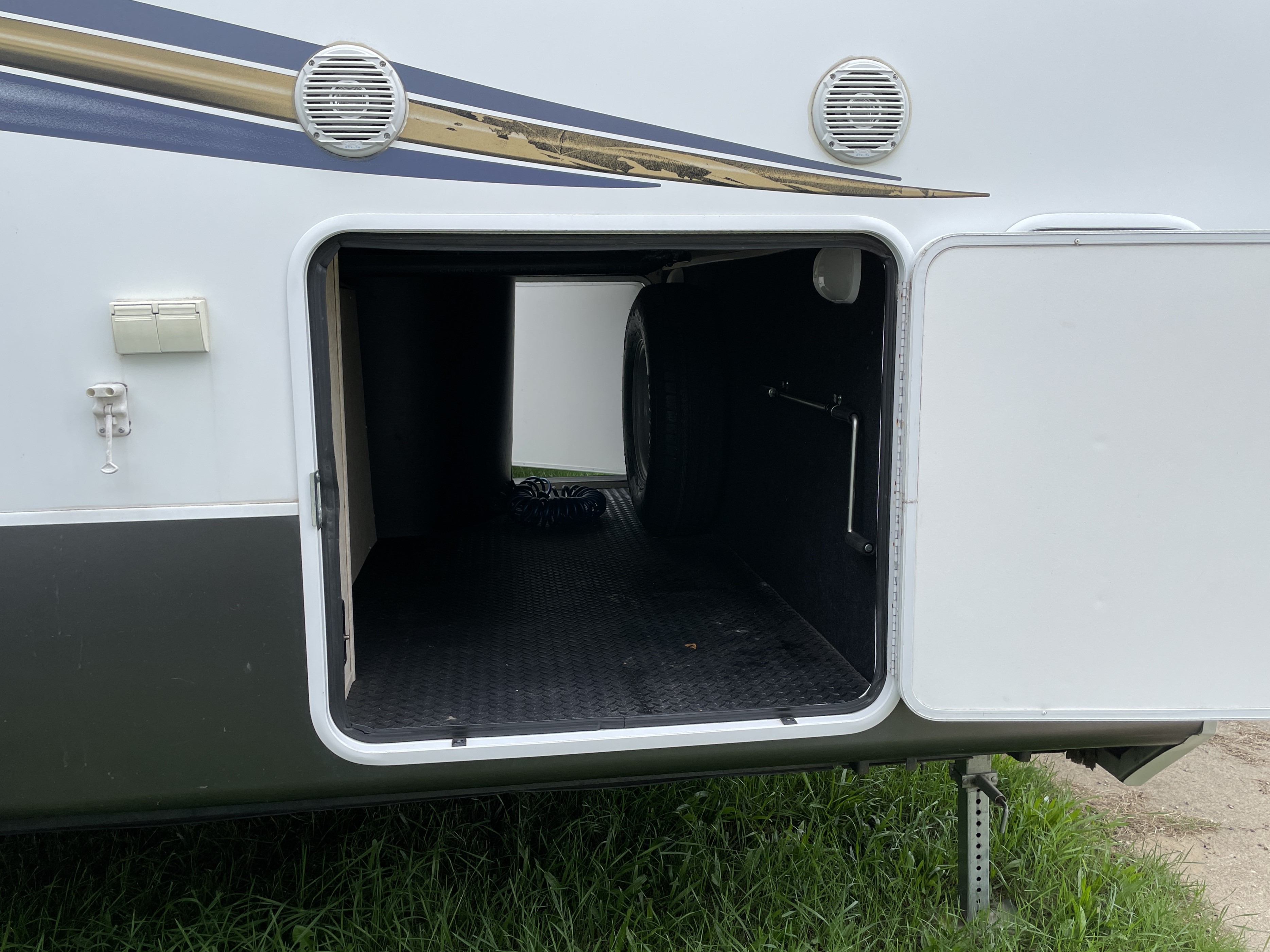 2015 Forest River Wildcat 295RSX, $ 17,990