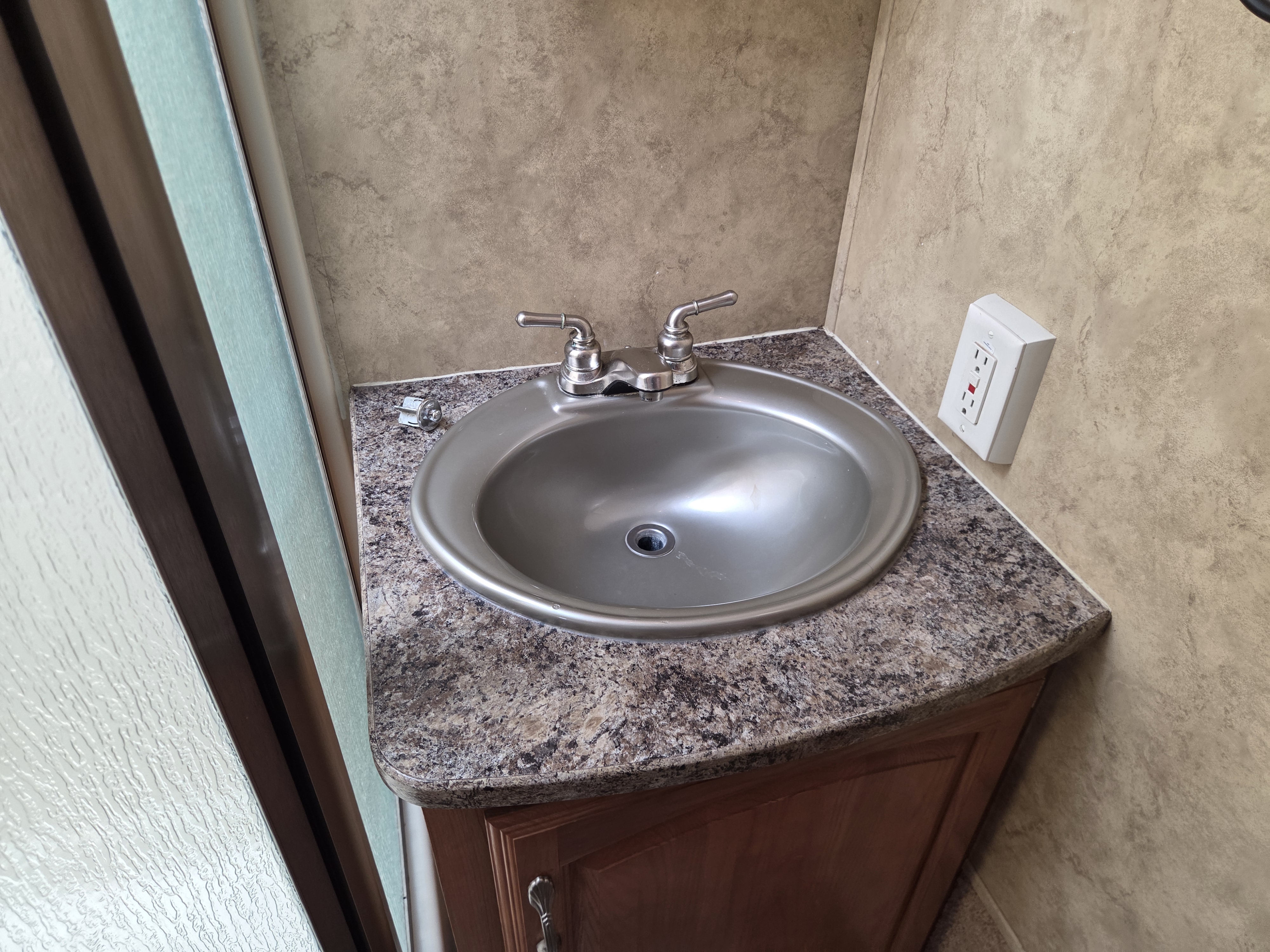 2009 Keystone Cougar 316QBS, $ 10,495
