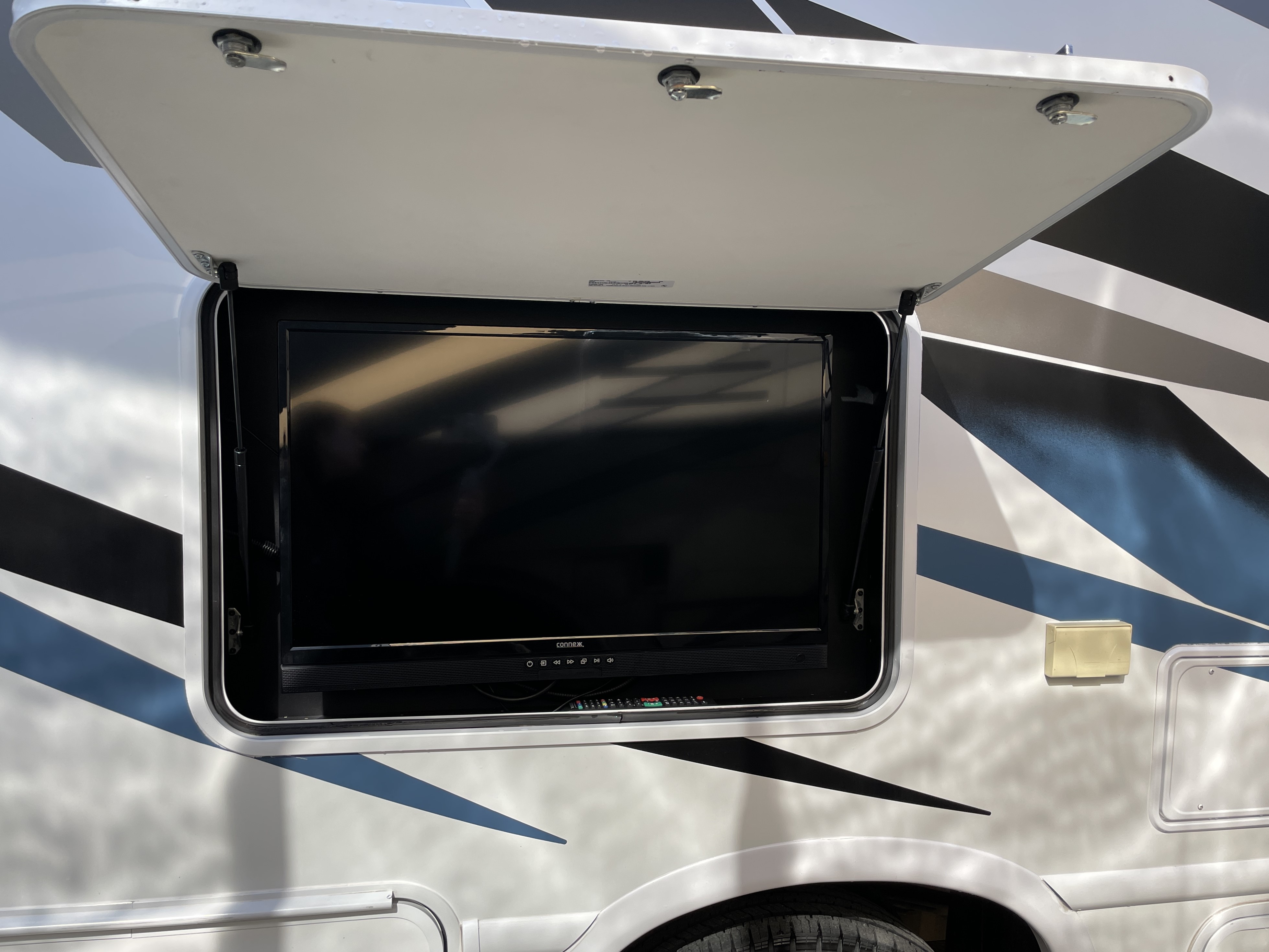 2024 Thor Motor Coach Chateau 27R, $ 87,490