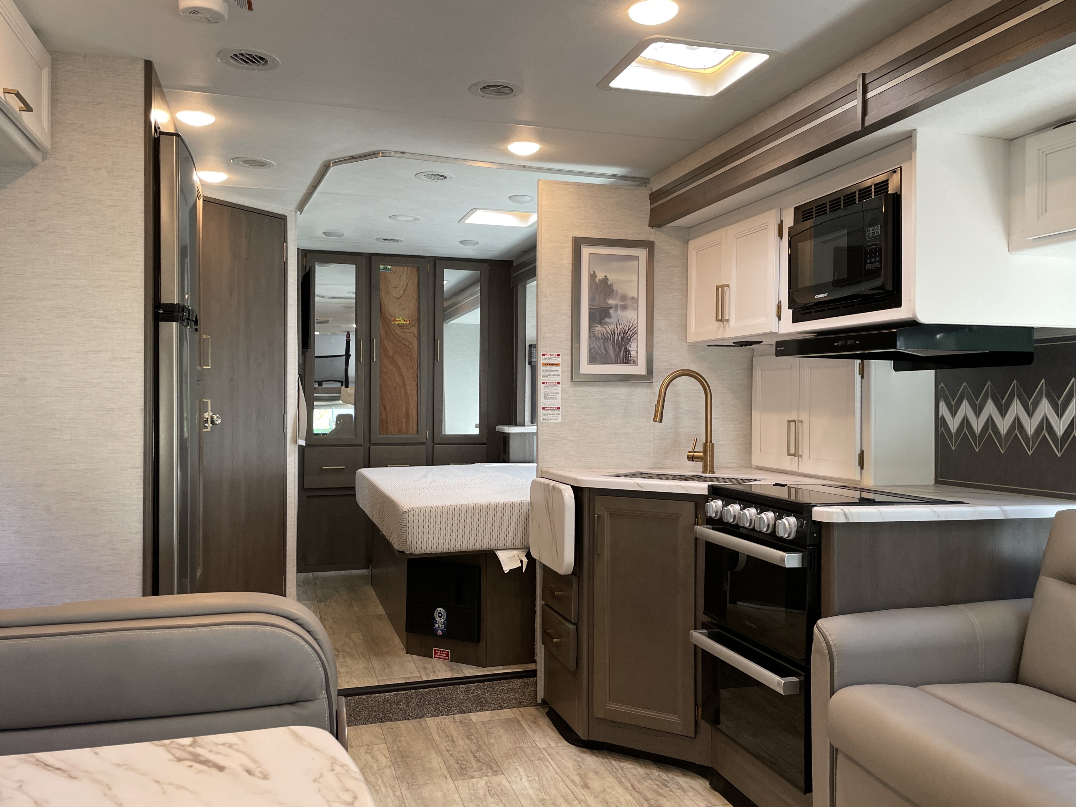 2024 Thor Motor Coach Chateau 27R, $ 87,490