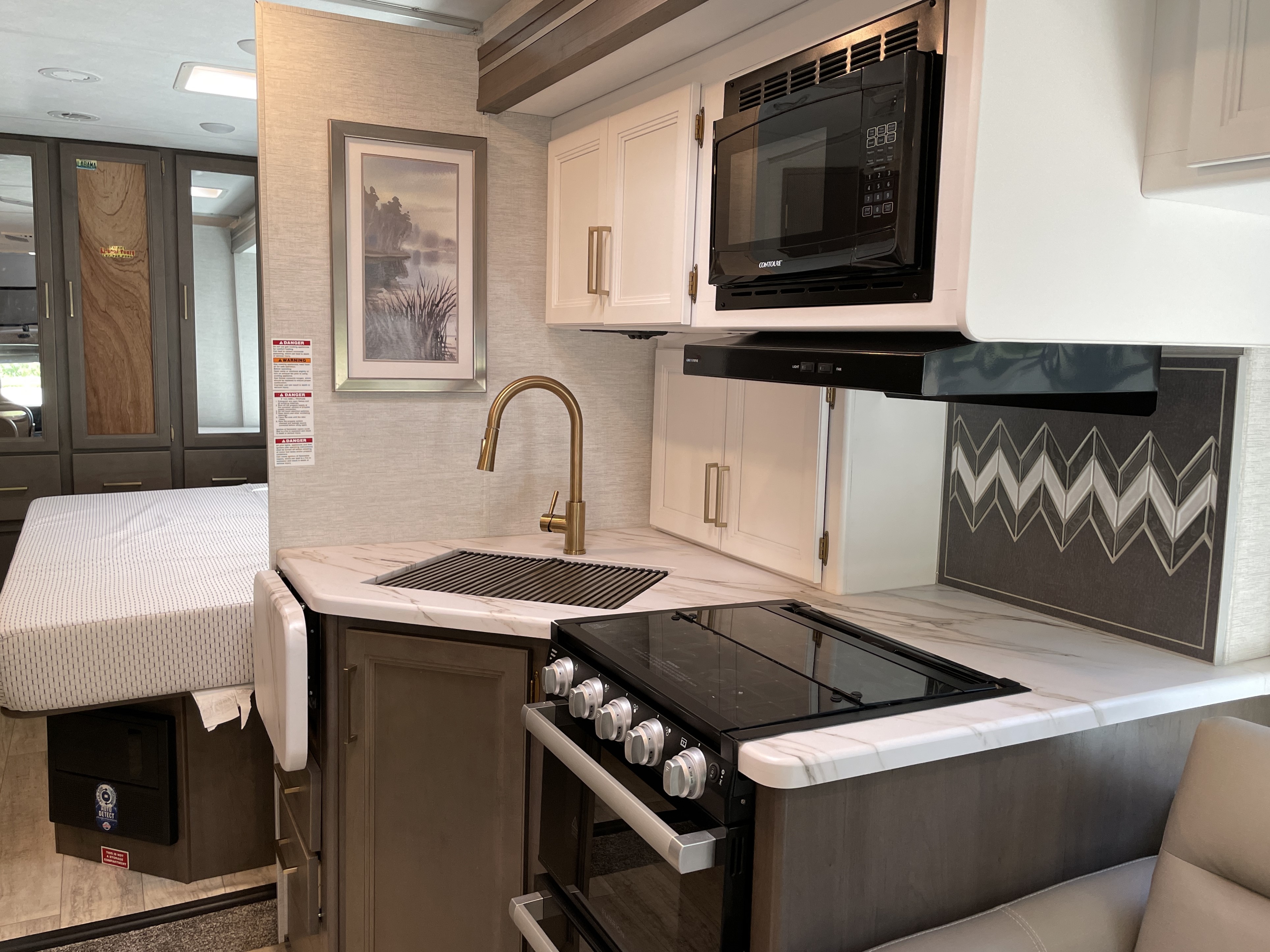 2024 Thor Motor Coach Chateau 27R, $ 87,490