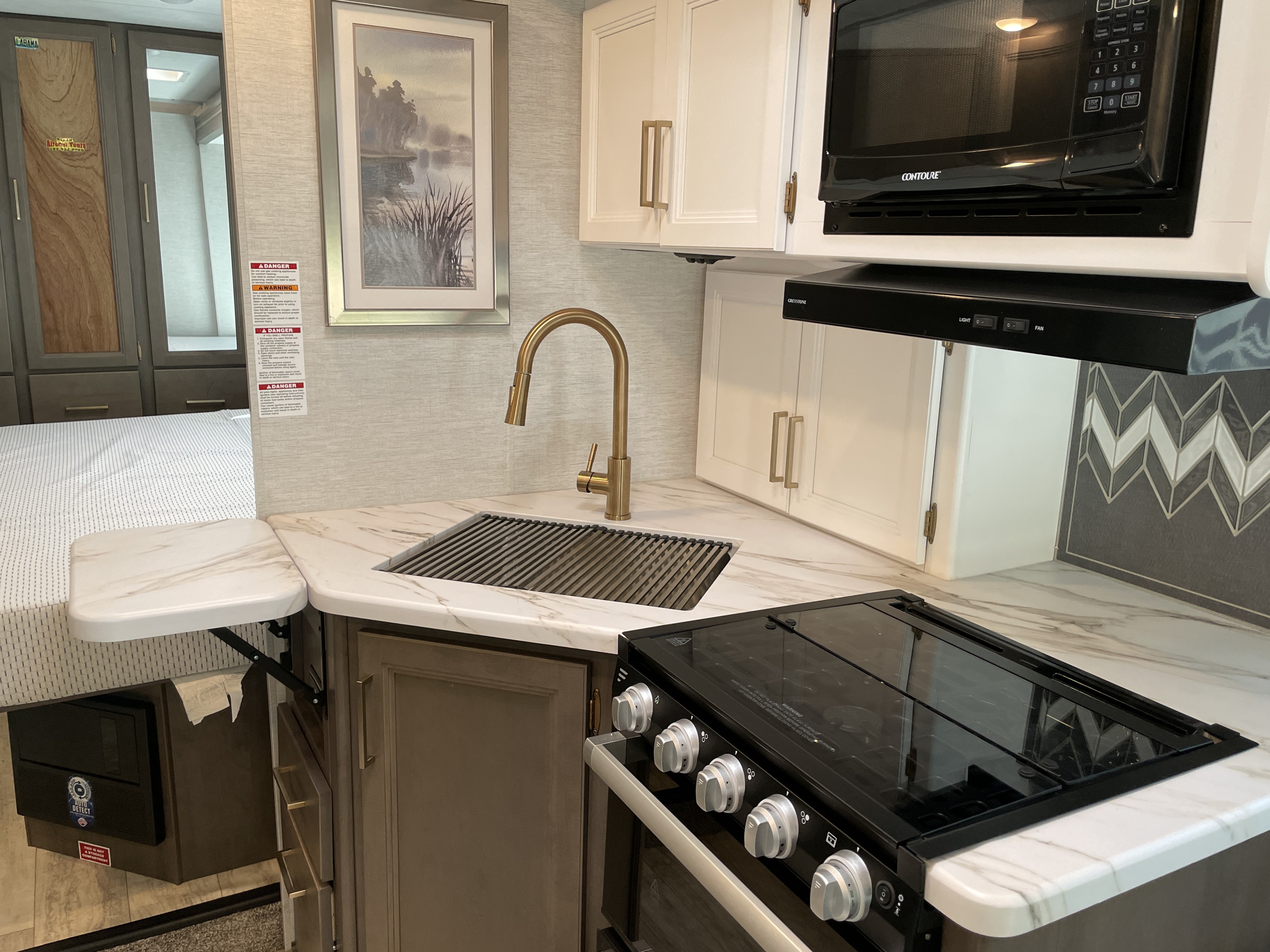 2024 Thor Motor Coach Chateau 27R, $ 87,490