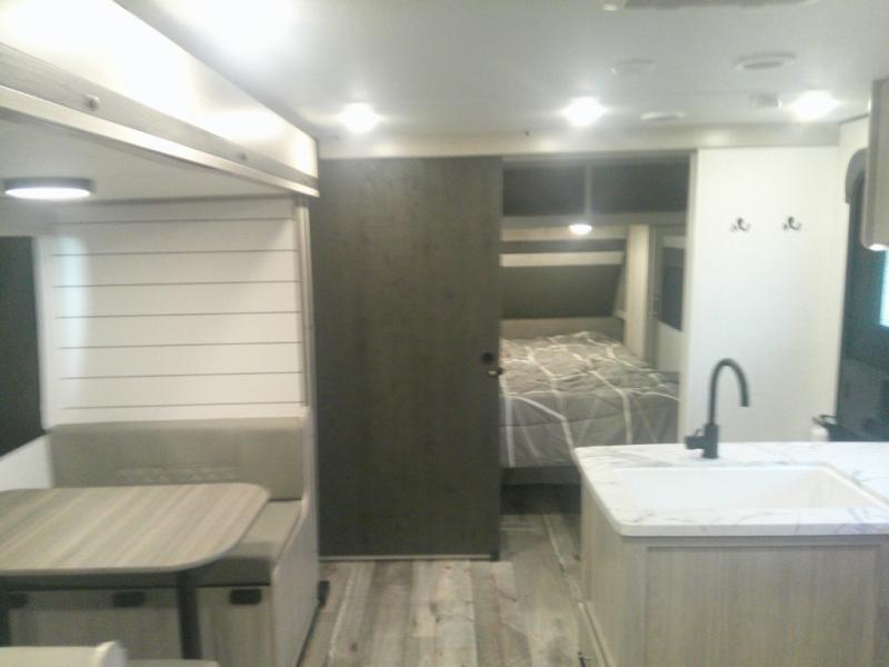 2025 CrossRoads Sunset Trail SS27BHS, $ 46,621