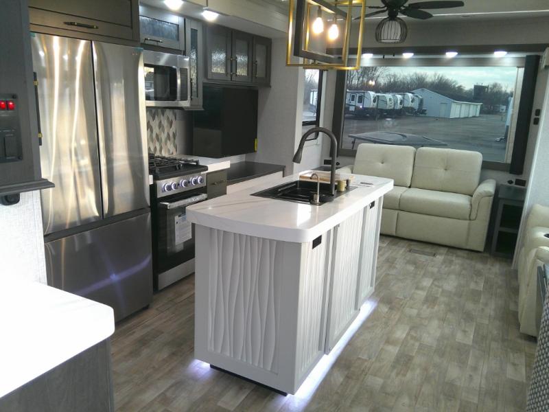 2025 Redwood Regency 3721FDB, $ 131,200