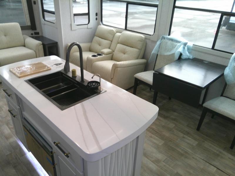 2025 Redwood Regency 3721FDB, $ 131,200