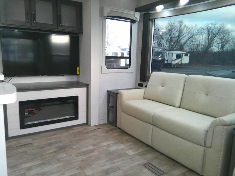 2025 Redwood Regency 3721FDB, $ 131,200