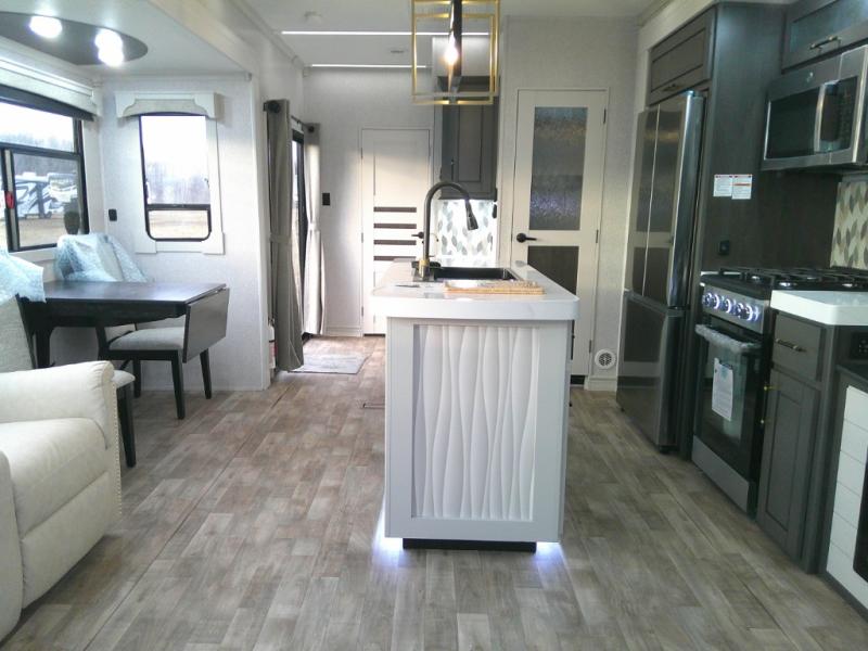 2025 Redwood Regency 3721FDB, $ 131,200