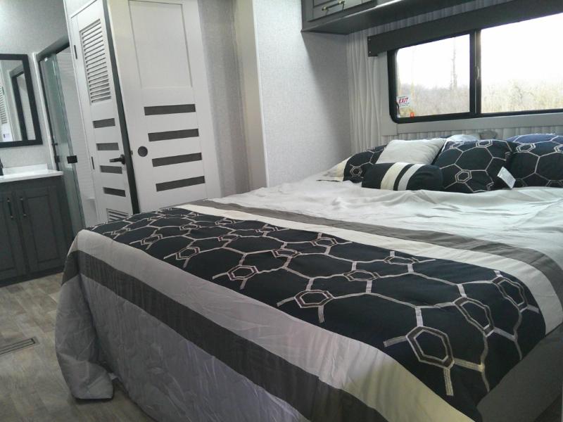 2025 Redwood Regency 3721FDB, $ 131,200