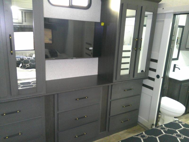 2025 Redwood Regency 3721FDB, $ 131,200