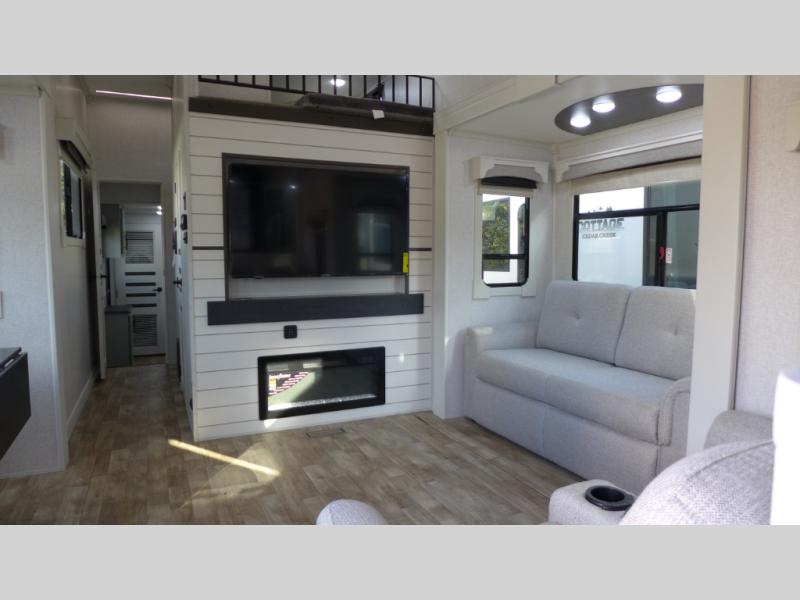 2025 Redwood Regency 3881FKL, $ 141,080