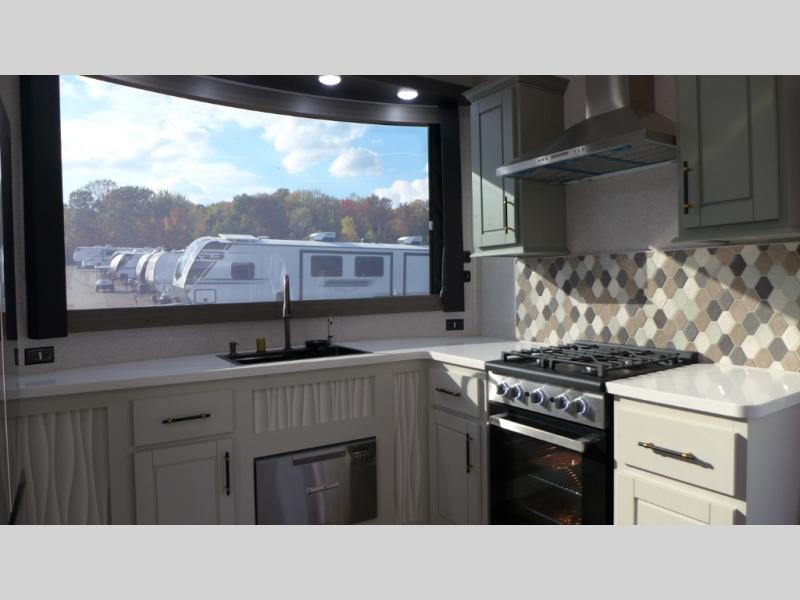 2025 Redwood Regency 3881FKL, $ 141,080