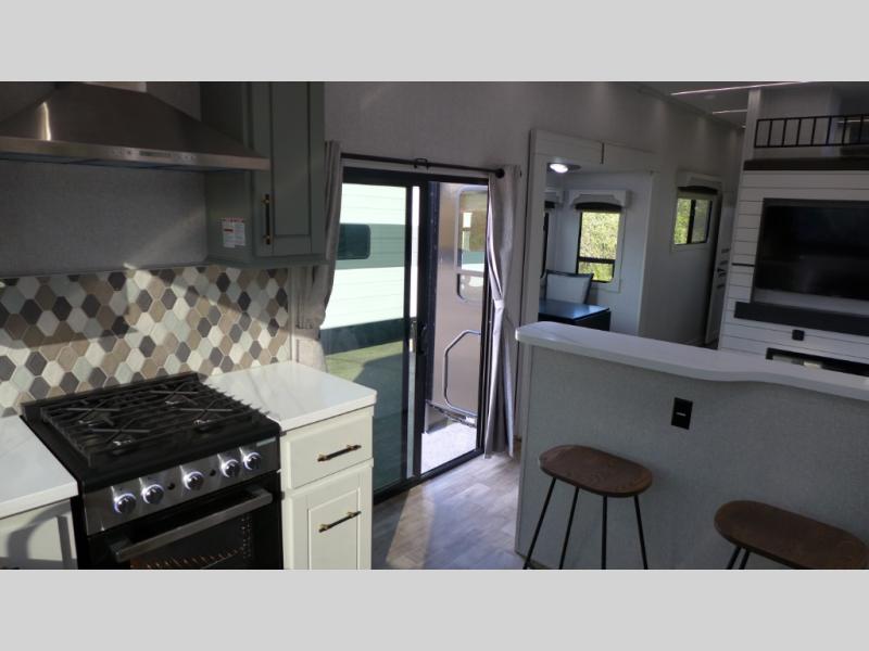 2025 Redwood Regency 3881FKL, $ 141,080