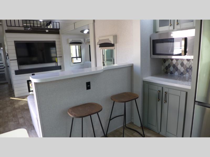 2025 Redwood Regency 3881FKL, $ 141,080