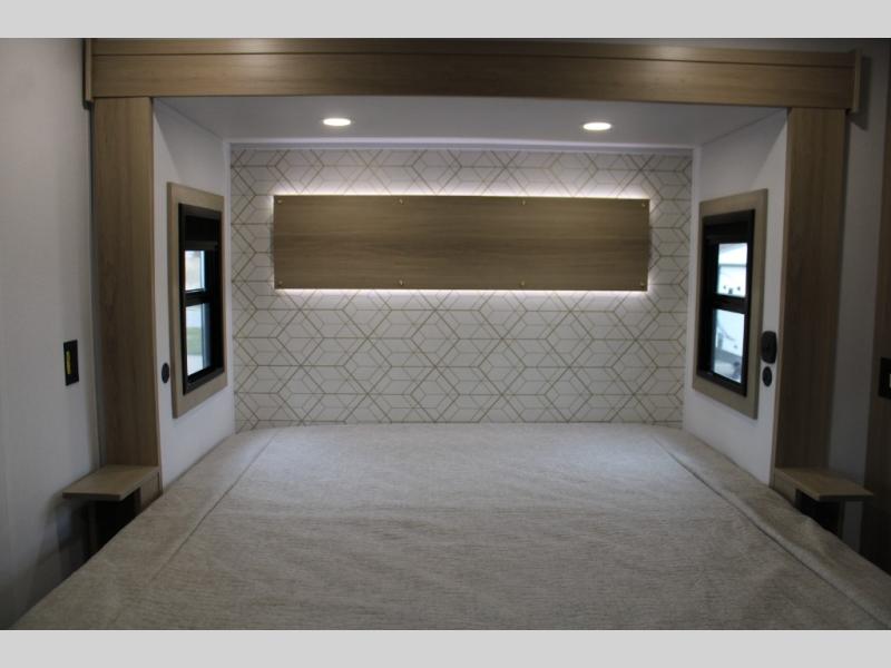 2025 Keystone Raptor 415, $ 190,466