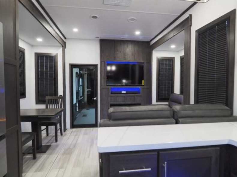 2025 Keystone Fuzion 442, $ 119,999