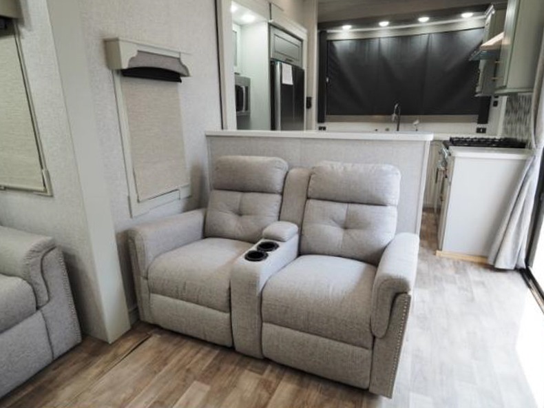 2025 Redwood Regency 3881FKL, $ 149,064