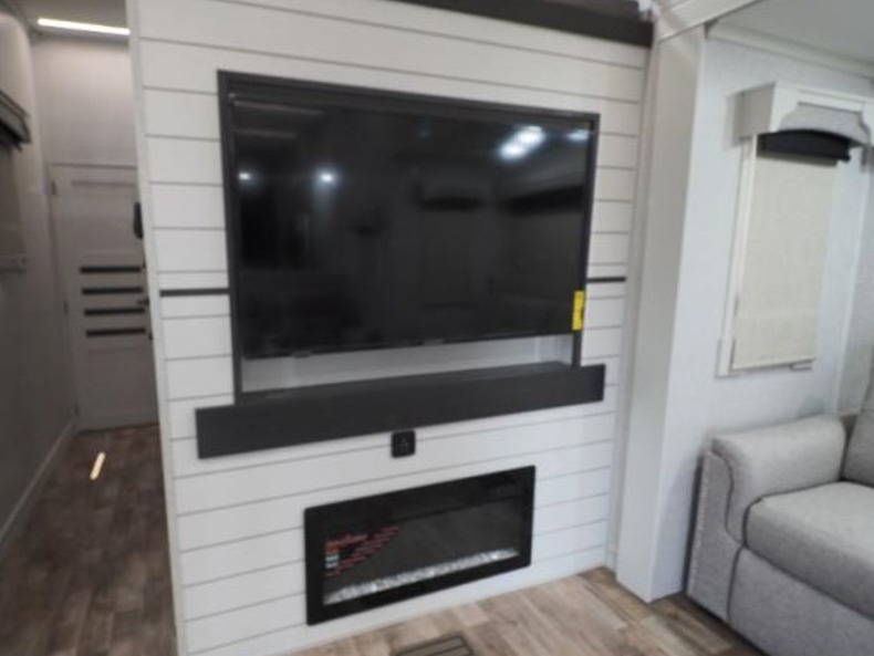 2025 Redwood Regency 3881FKL, $ 149,064