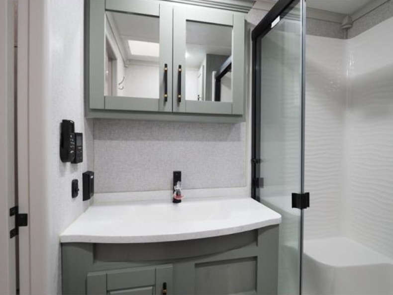 2025 Redwood Regency 3881FKL, $ 149,064