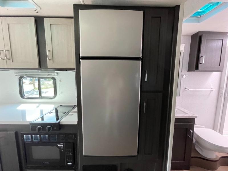 2027 Winnebago Sunflyer 28MB, $ 138,510